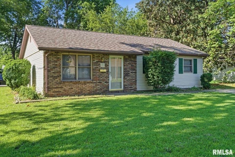 Homes For Sale - 1303 W Prairie Street<br/> Williamson County, Marion, IL 62959
