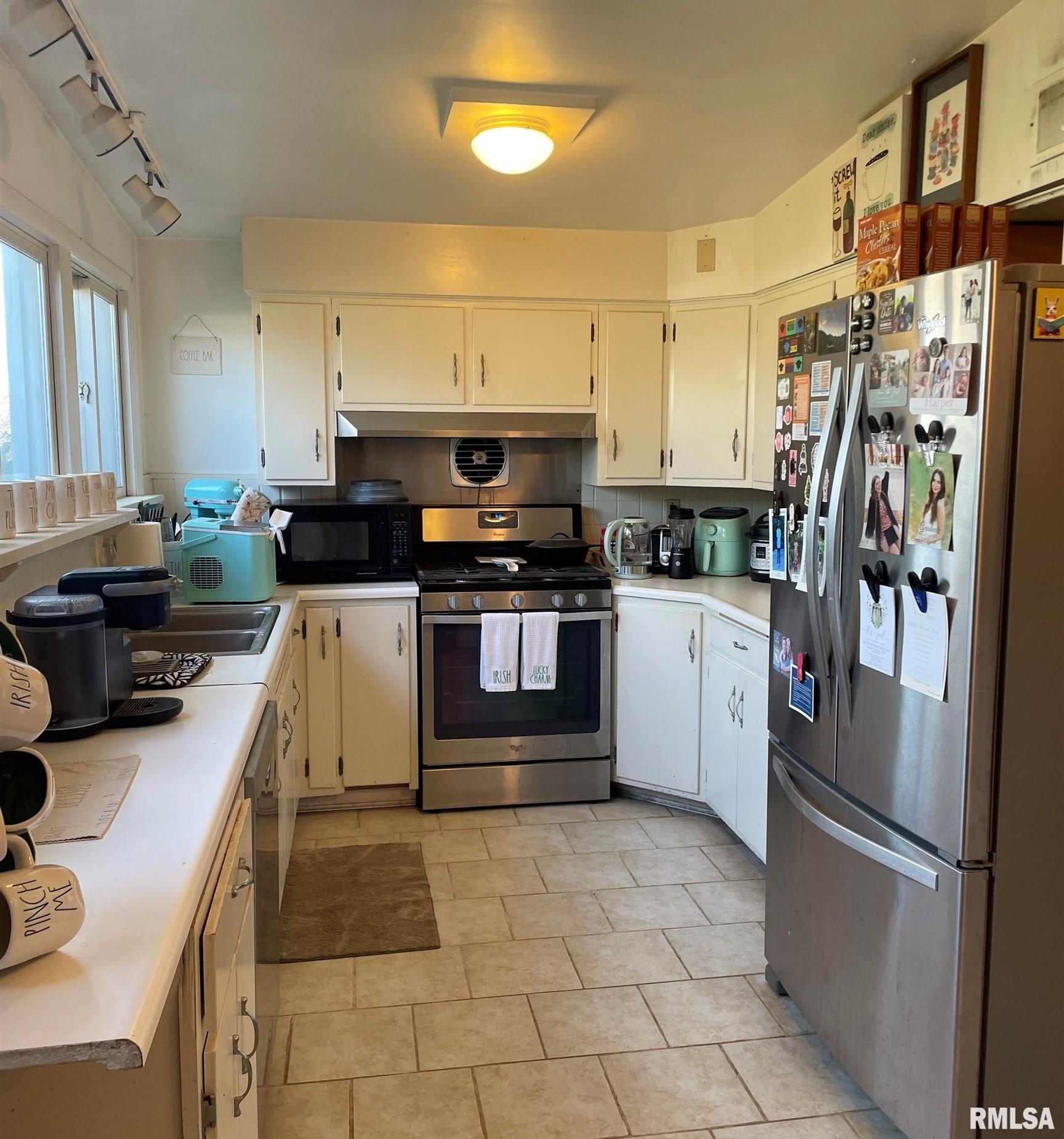 4519 N Bournedale Drive, Peoria, Illinois image 2
