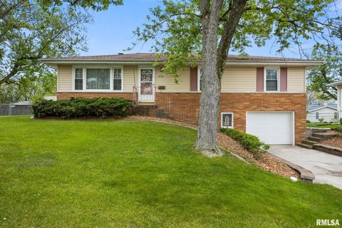 Photo of 2706 W HUNTINGTON Drive, Peoria, IL 61614 (MLS # PA1265977)