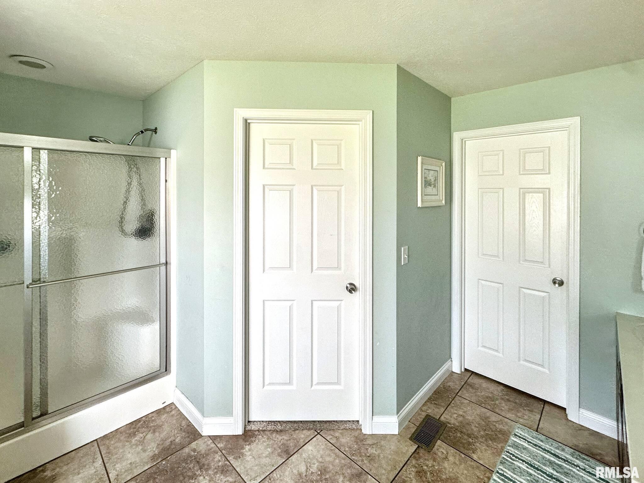 203 Breeze Drive, Carterville, Illinois image 8