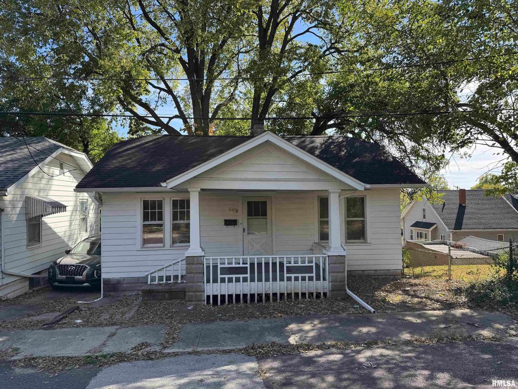 Photo of 1420 NE GREENLEAF Street, Peoria, IL 61603 (MLS # PA1262088)