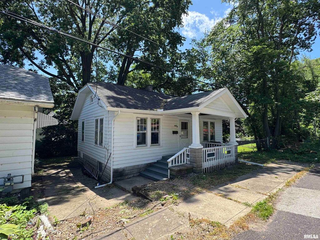 Photo of 1420 NE GREENLEAF Street, Peoria, IL 61603 (MLS # PA1262088)