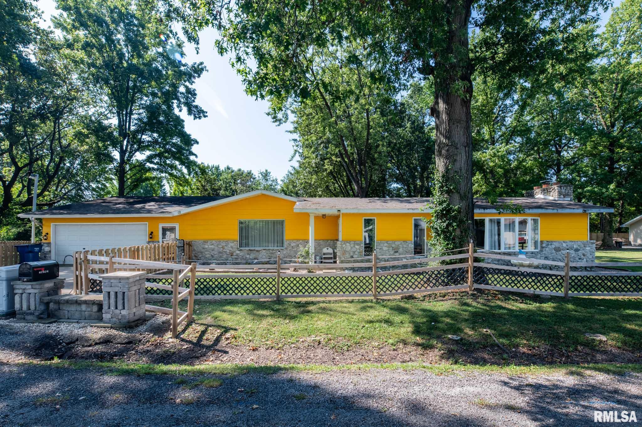 Photo 1 of 33 — 708 E Candy Cane Lane, West Frankfort, IL 62896