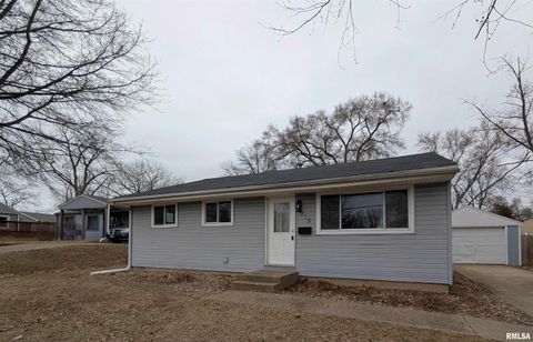 Homes For Sale - 915 Lincoln Road<br/> Marquette Heights, IL 61554