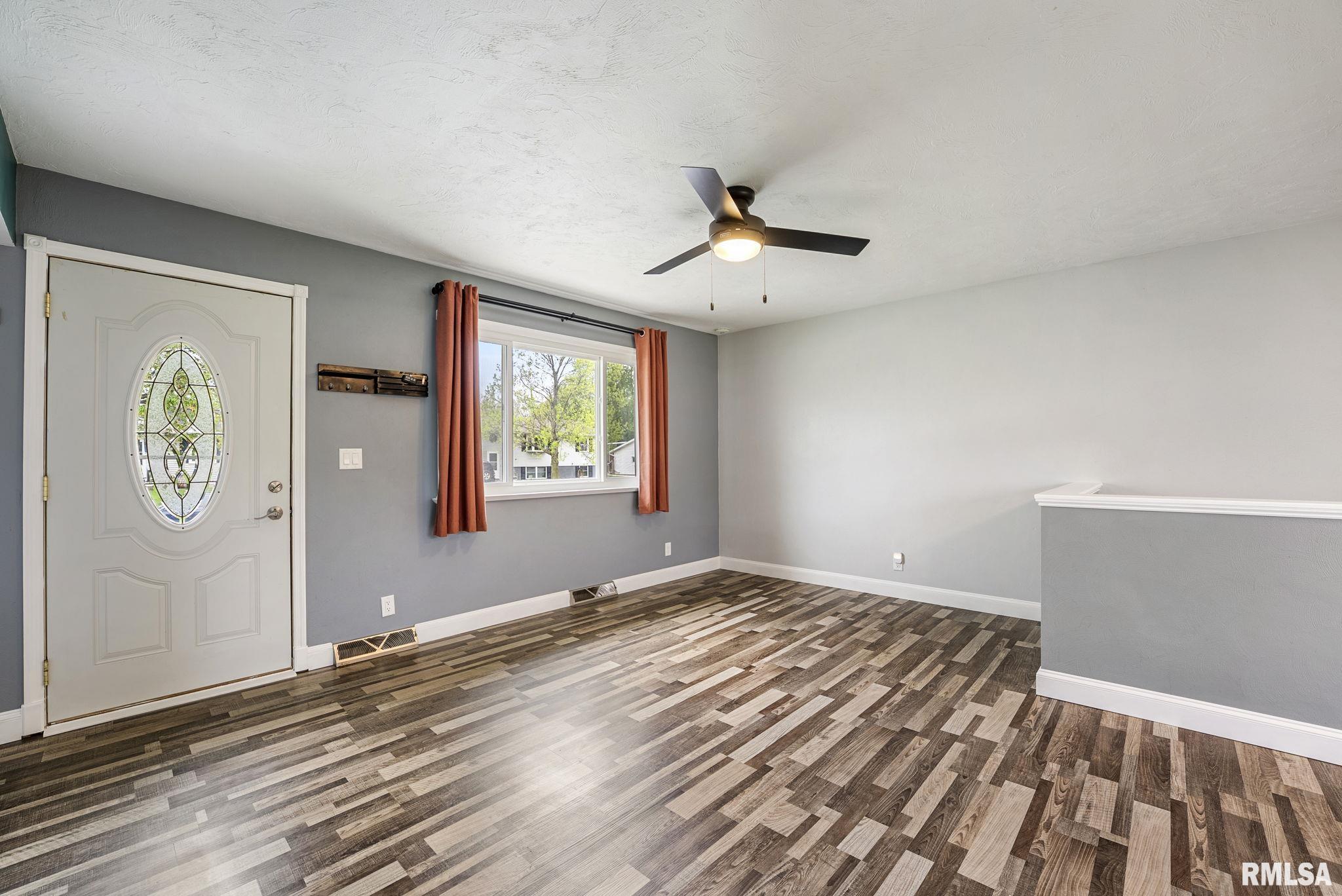 312 Lamphere Drive, Blue Grass, Iowa image 6