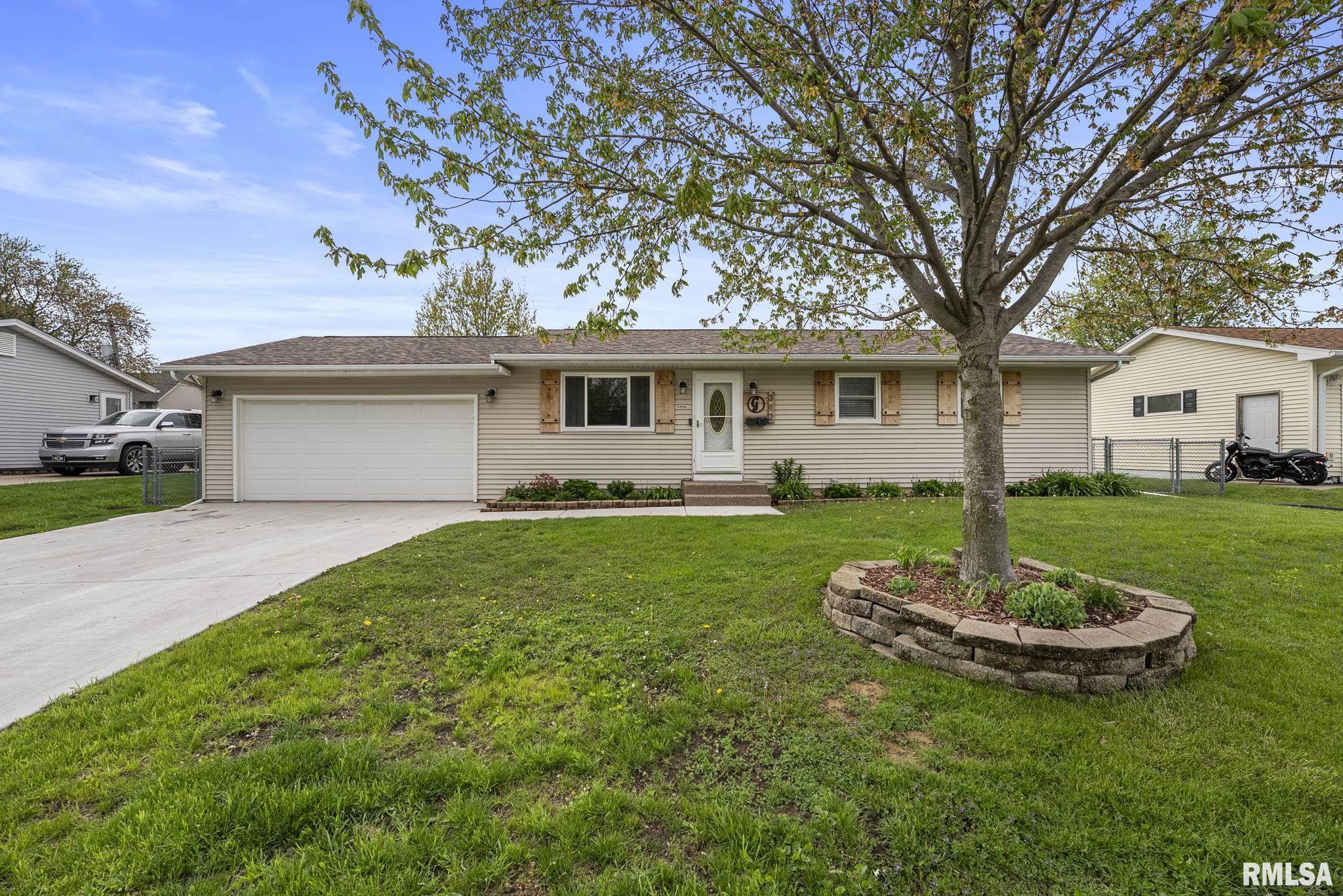 312 Lamphere Drive, Blue Grass, Iowa image 2