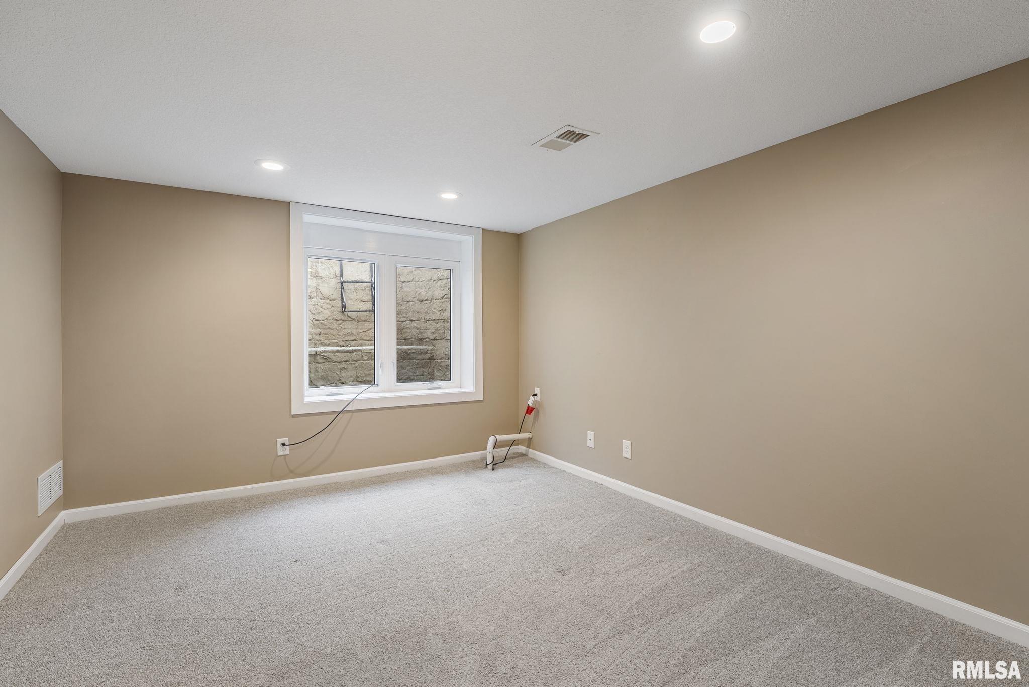 312 Lamphere Drive, Blue Grass, Iowa image 19
