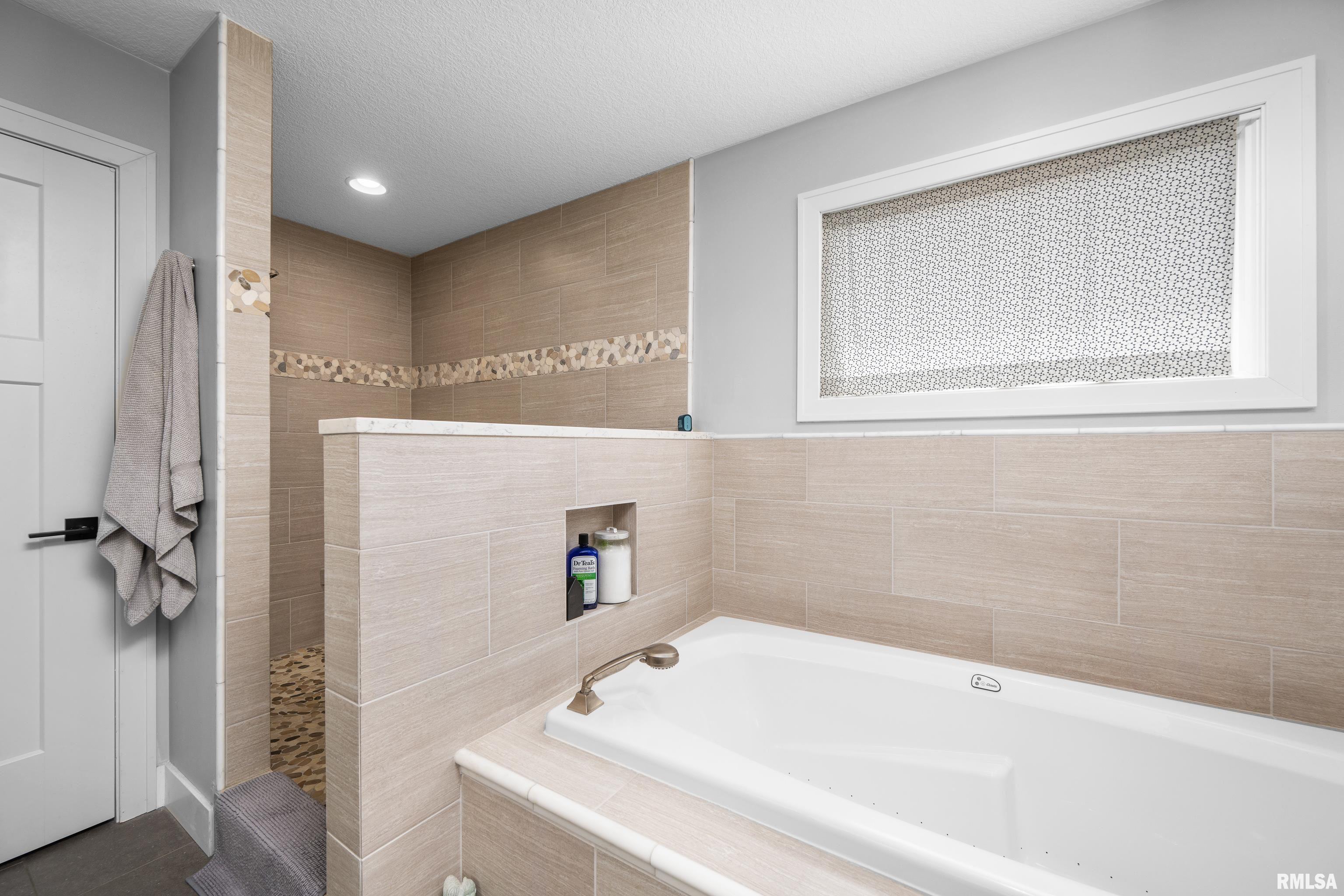5523 Allison Drive, Bettendorf, Iowa image 47