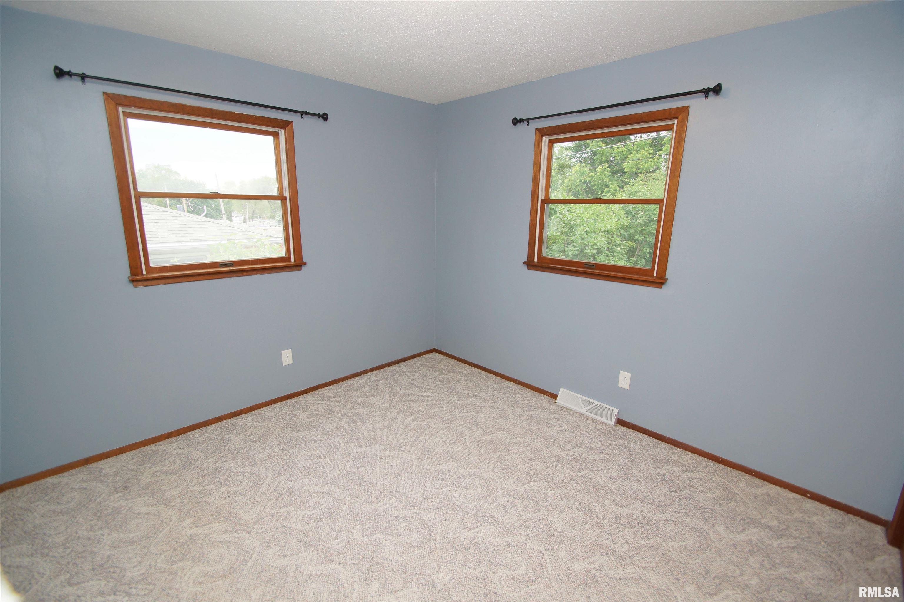 8011 7th Street West, Rock Island, Illinois image 10