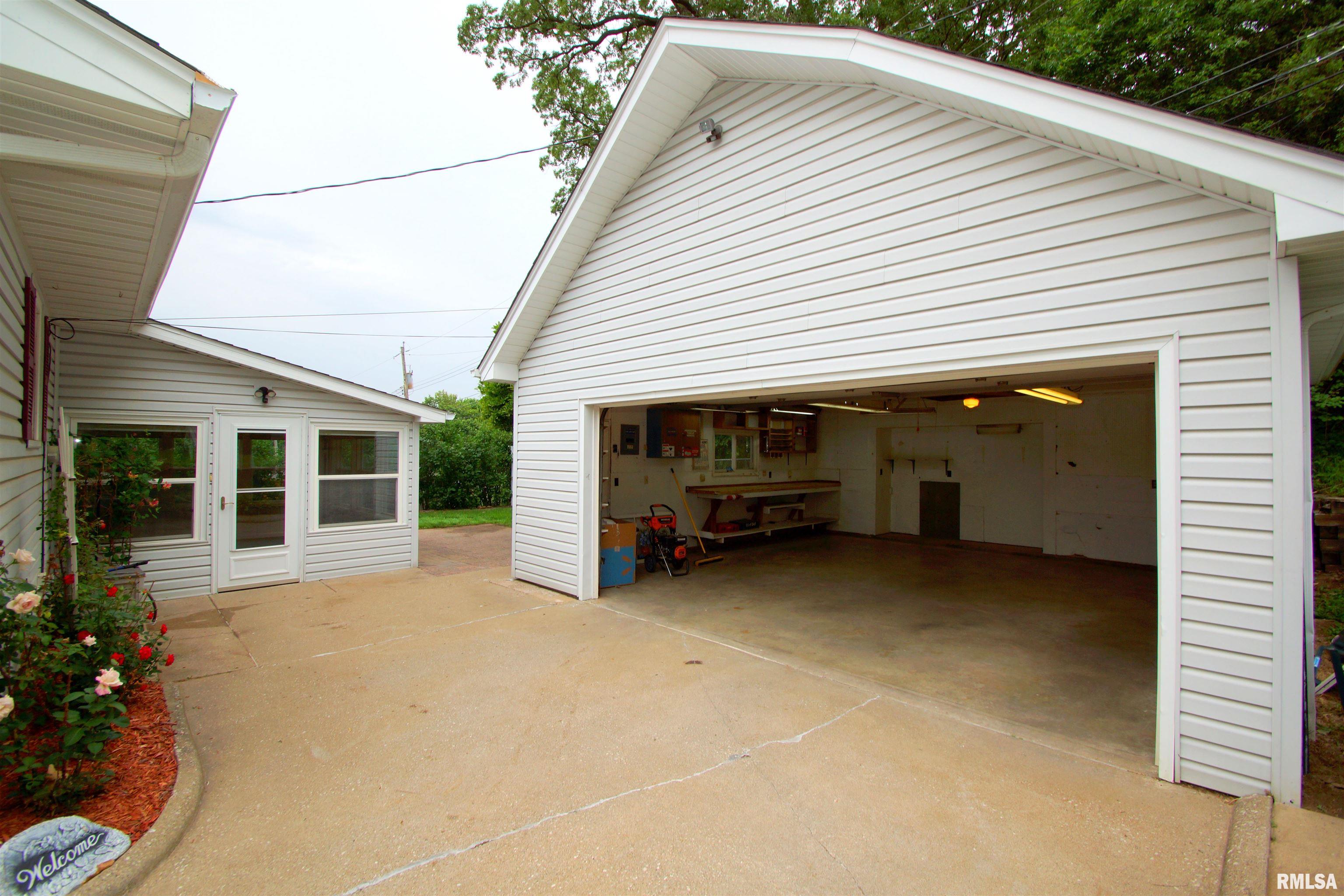 8011 7th Street West, Rock Island, Illinois image 19