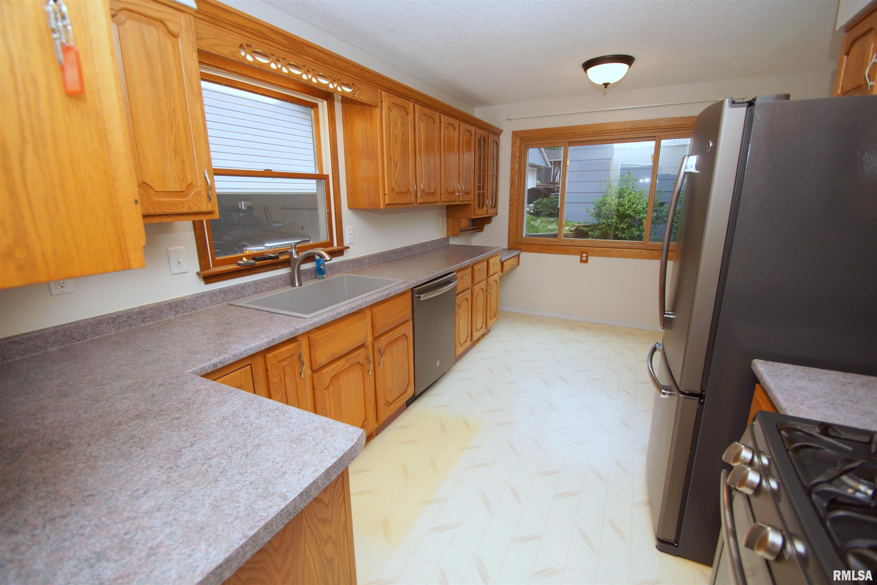 8011 7th Street West, Rock Island, Illinois image 4