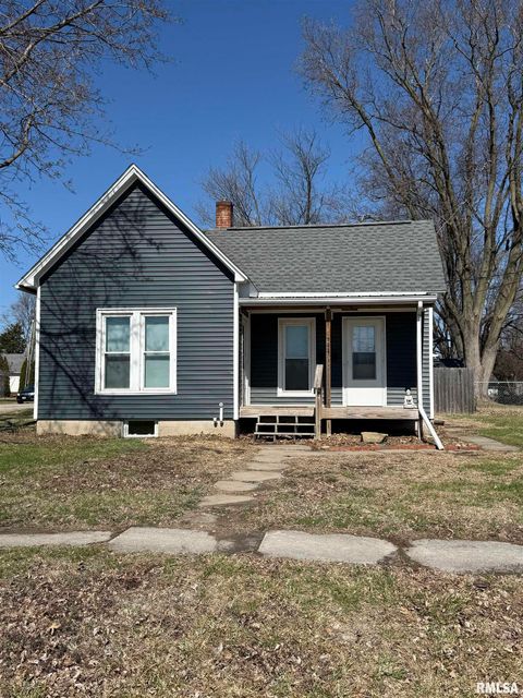 Homes For Sale - 902 E Pierce Street<br/> Macomb, IL 61455