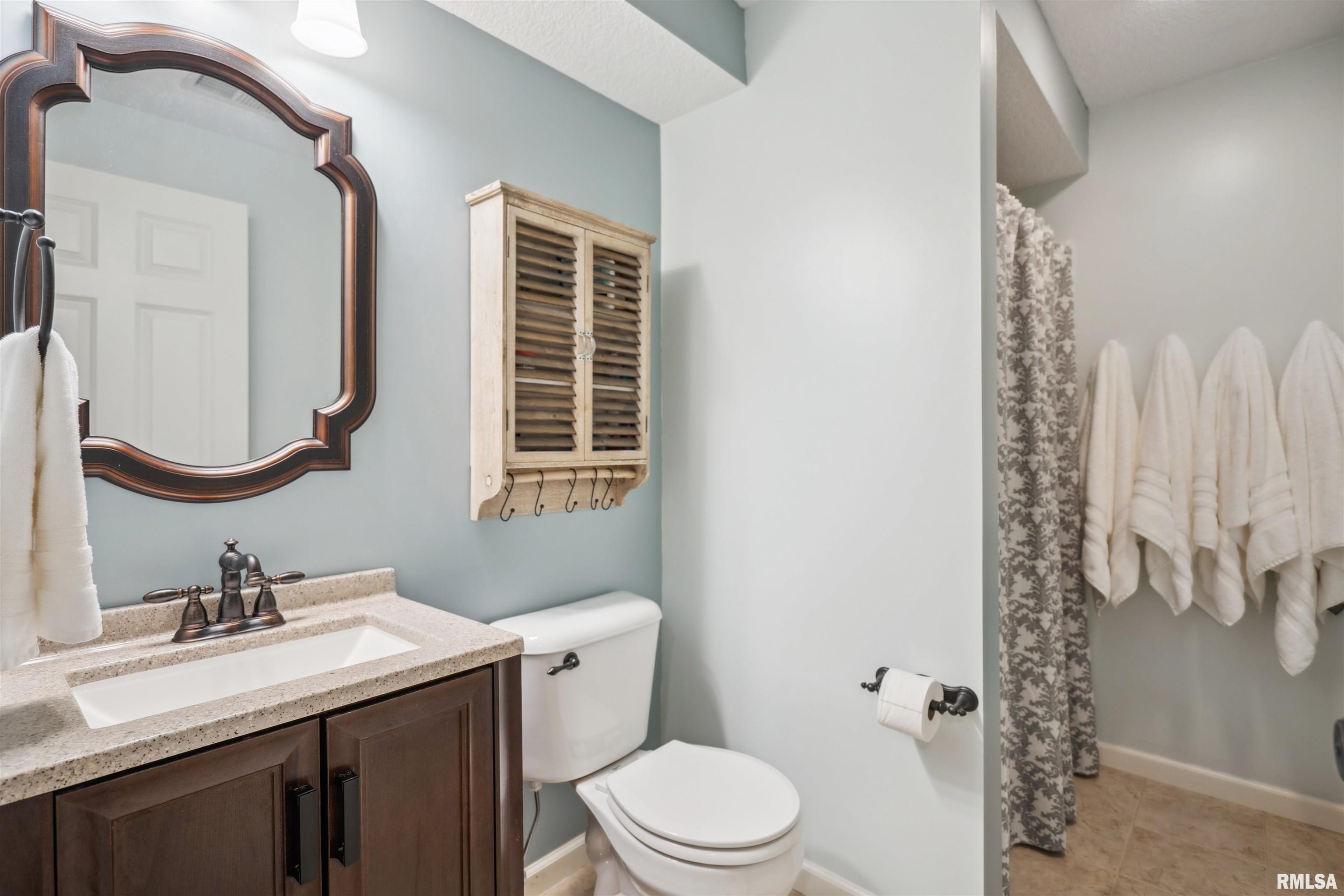 6049 Whispering Hill Drive, Bettendorf, Iowa image 24