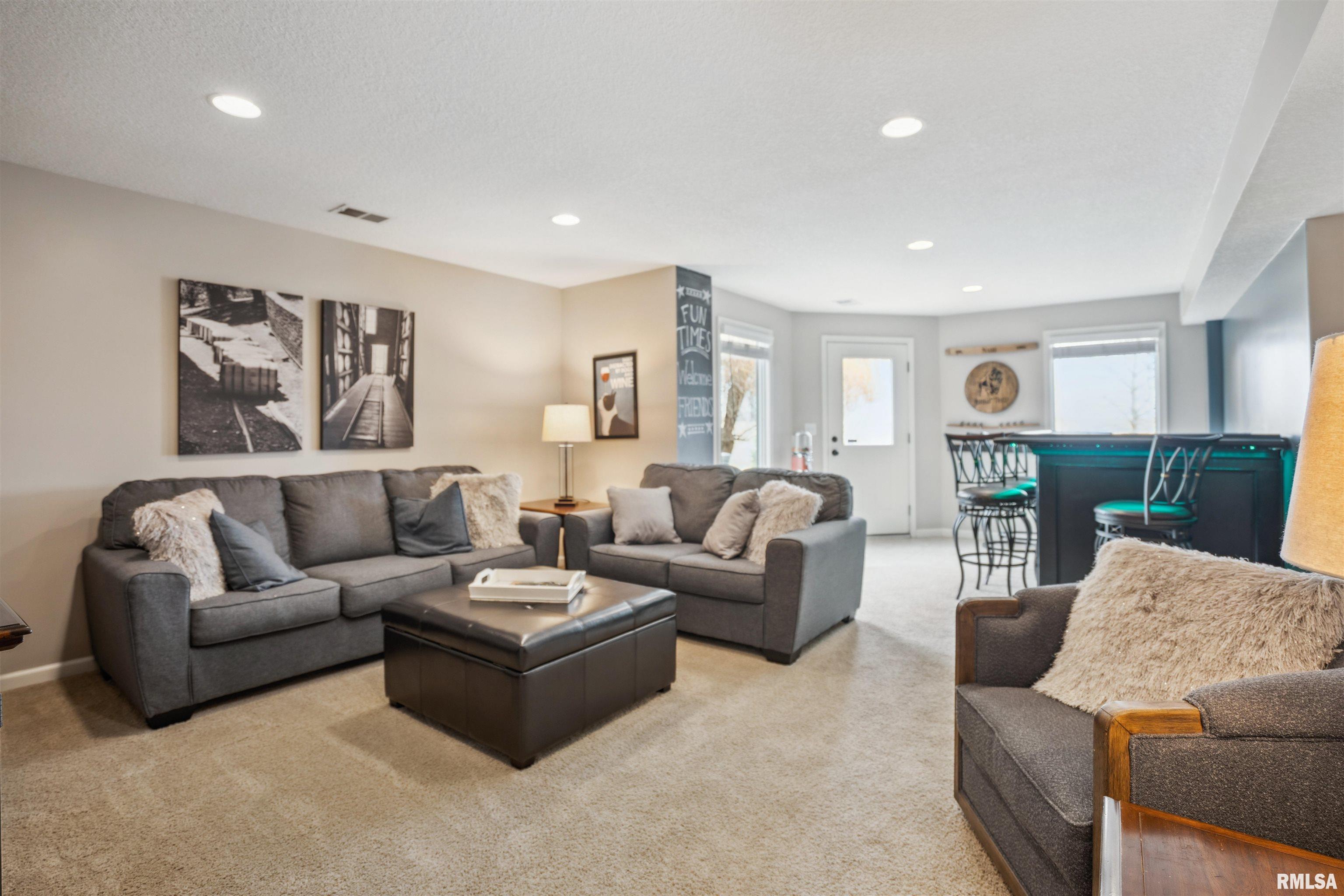6049 Whispering Hill Drive, Bettendorf, Iowa image 25