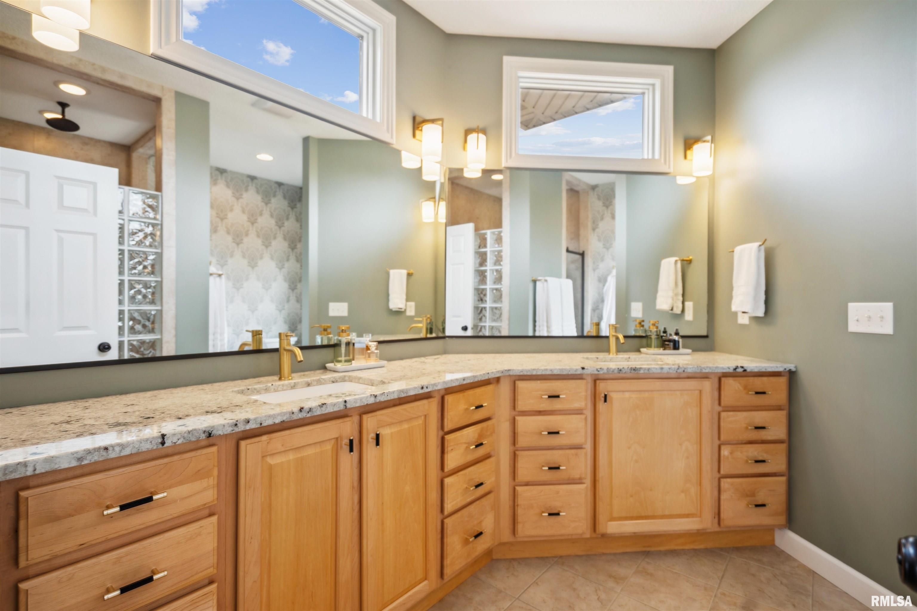 6049 Whispering Hill Drive, Bettendorf, Iowa image 17