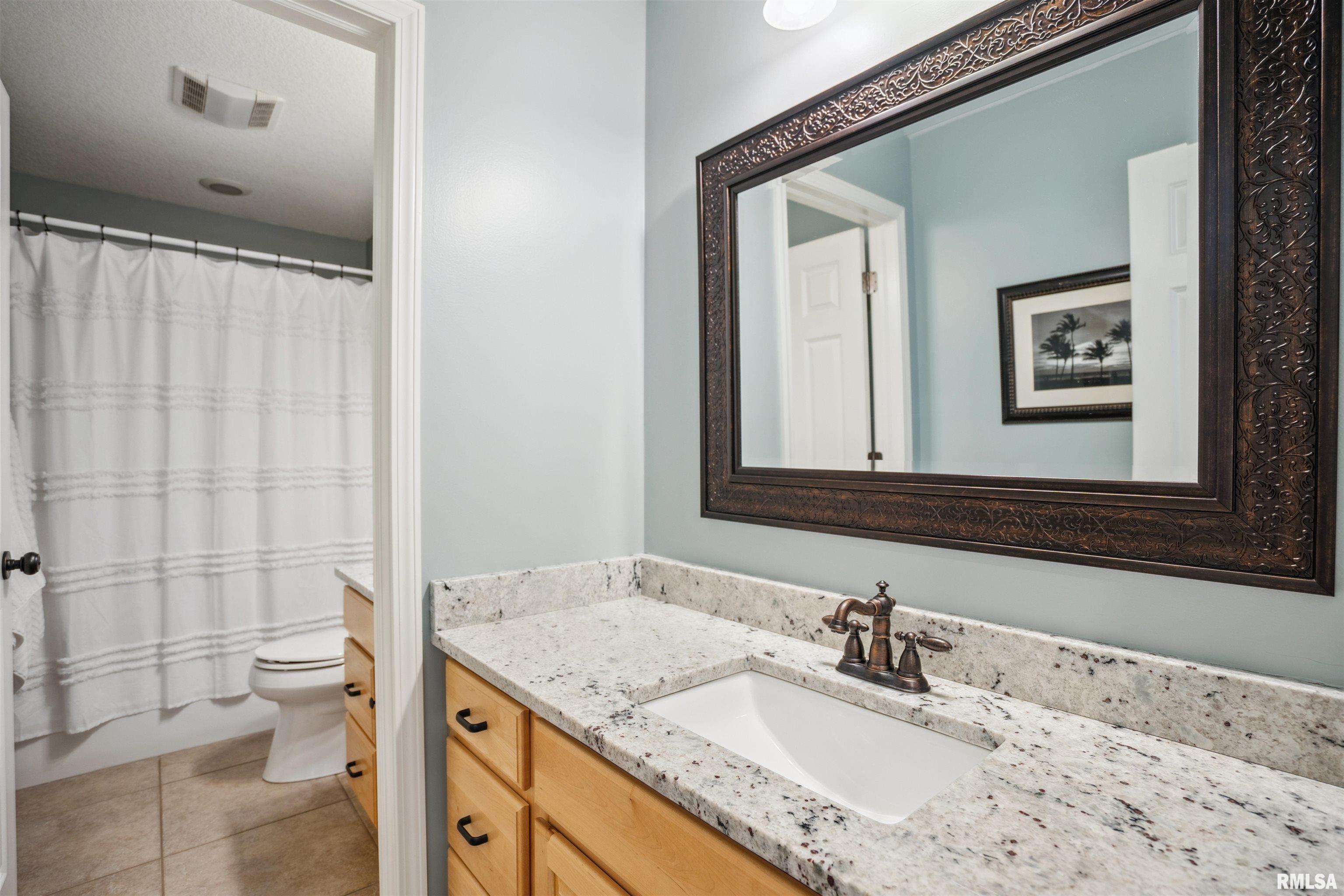 6049 Whispering Hill Drive, Bettendorf, Iowa image 22