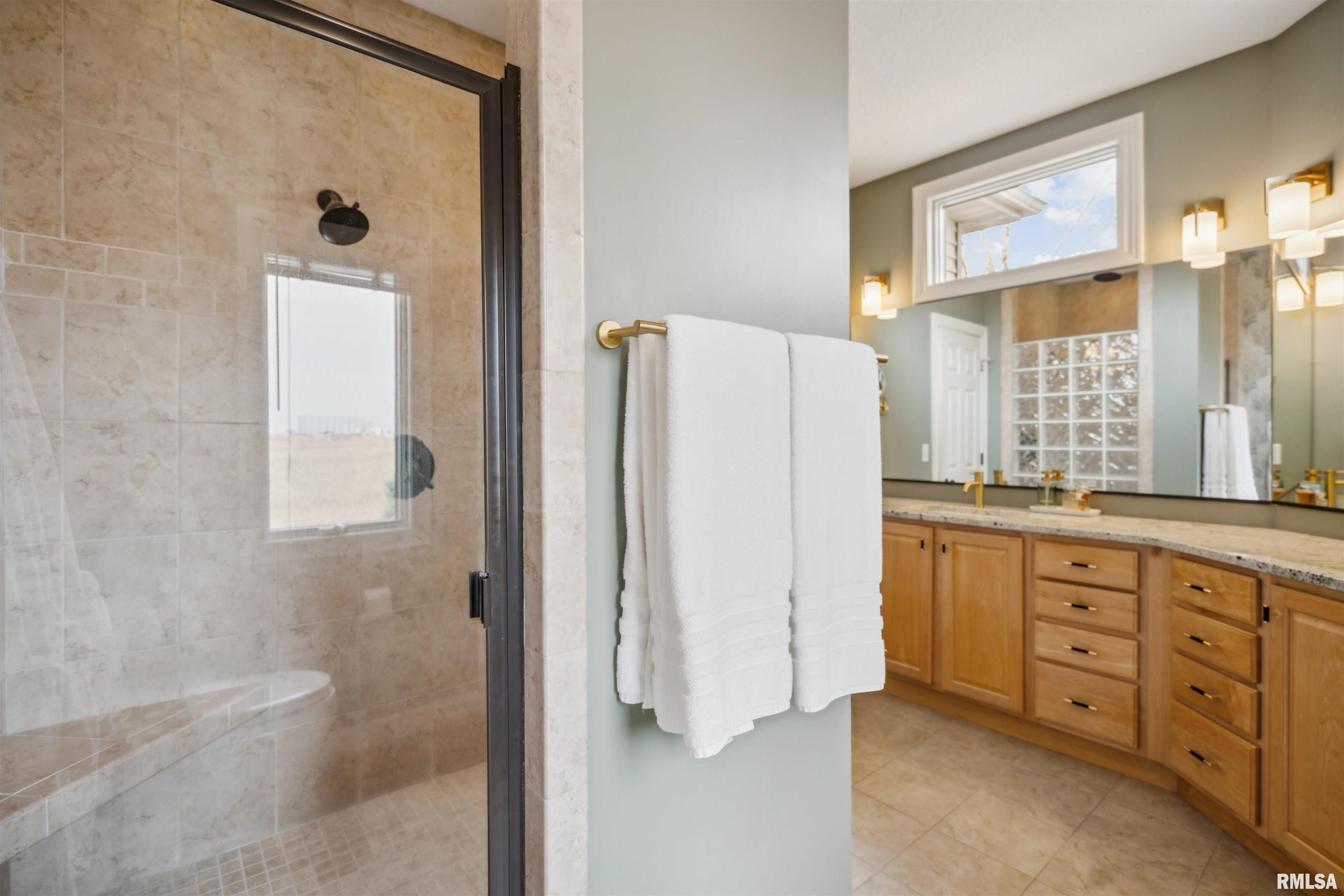 6049 Whispering Hill Drive, Bettendorf, Iowa image 18