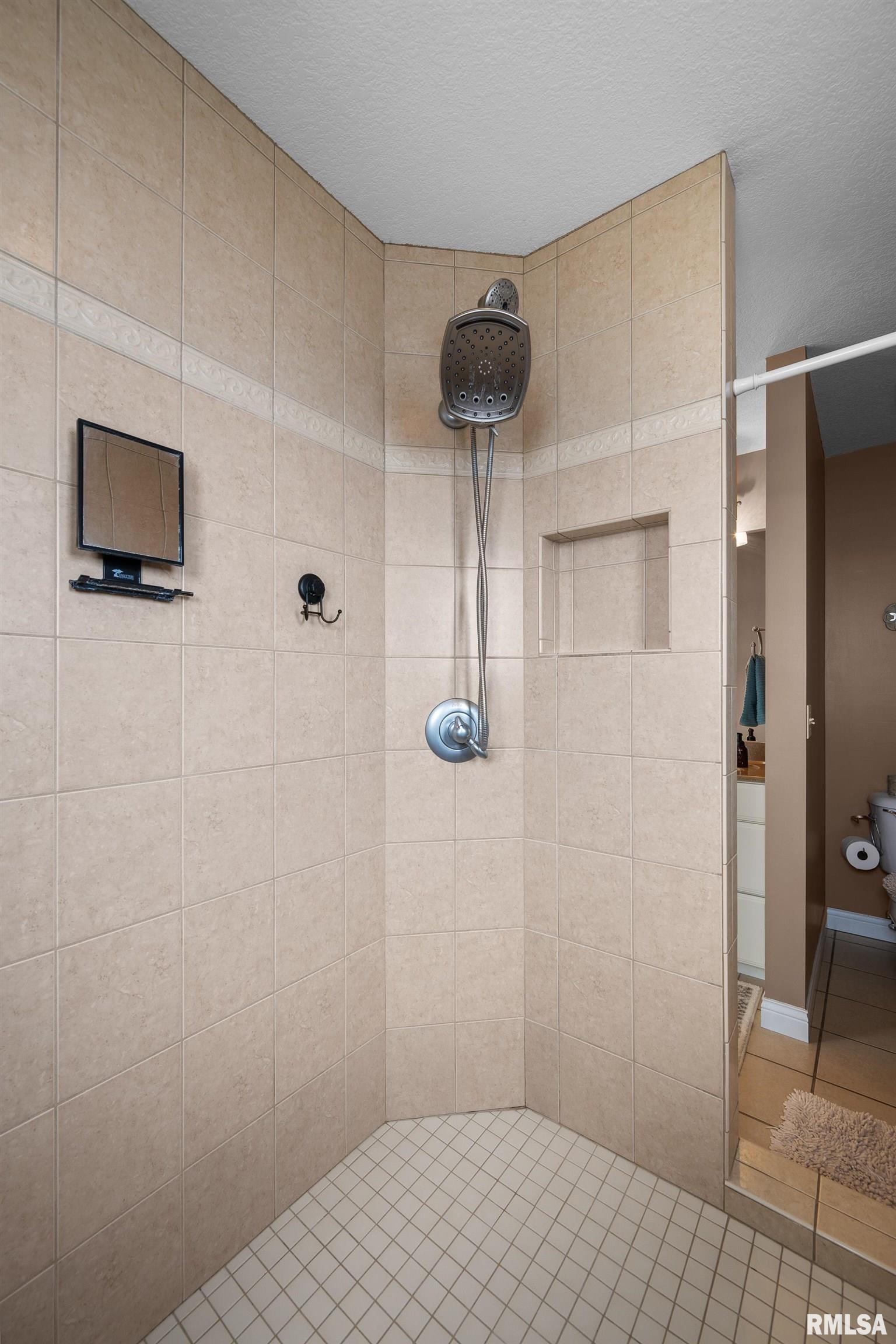 5255 Kristi Lane, Bettendorf, Iowa image 43