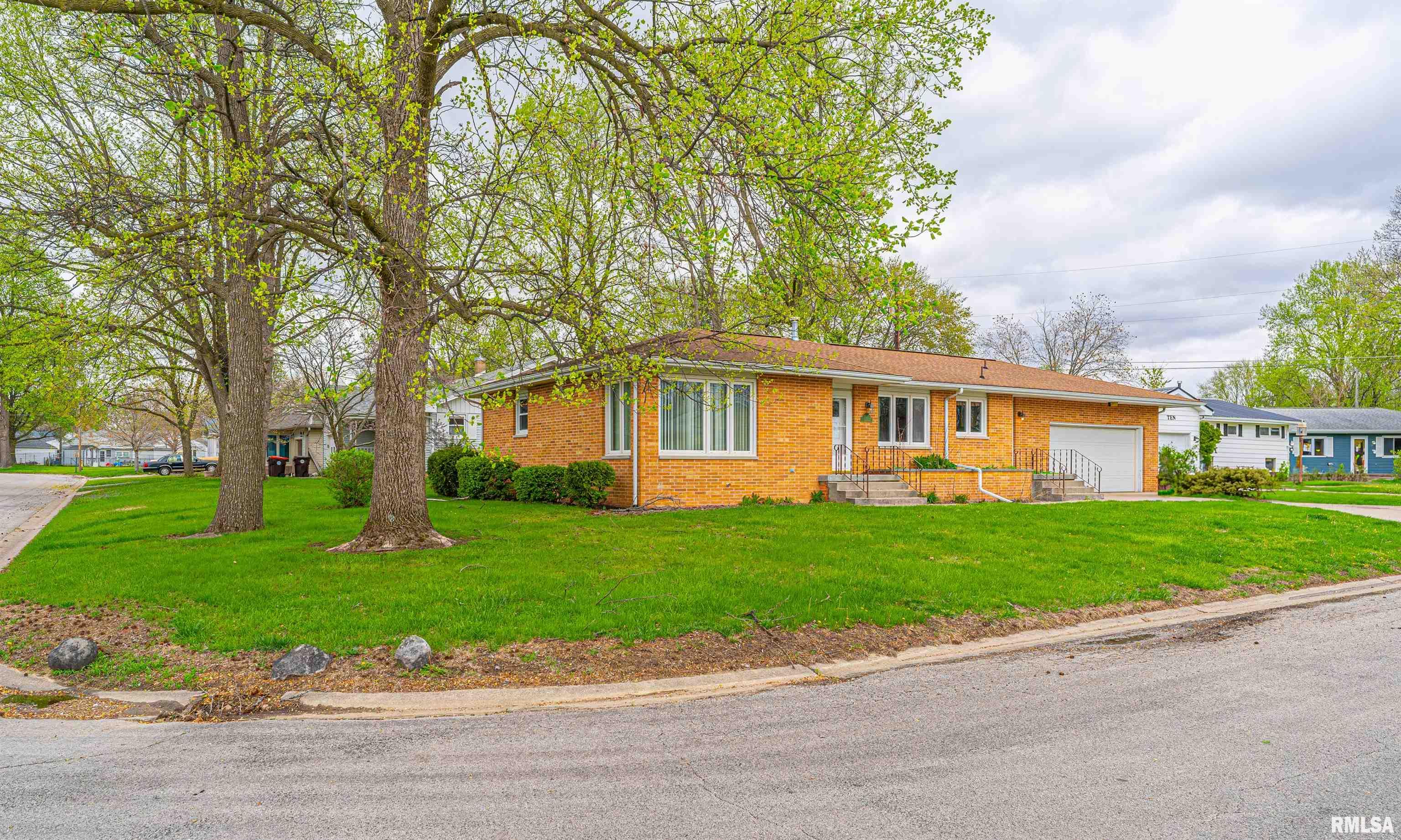 8 Tulip Drive, Lincoln, Illinois image 2