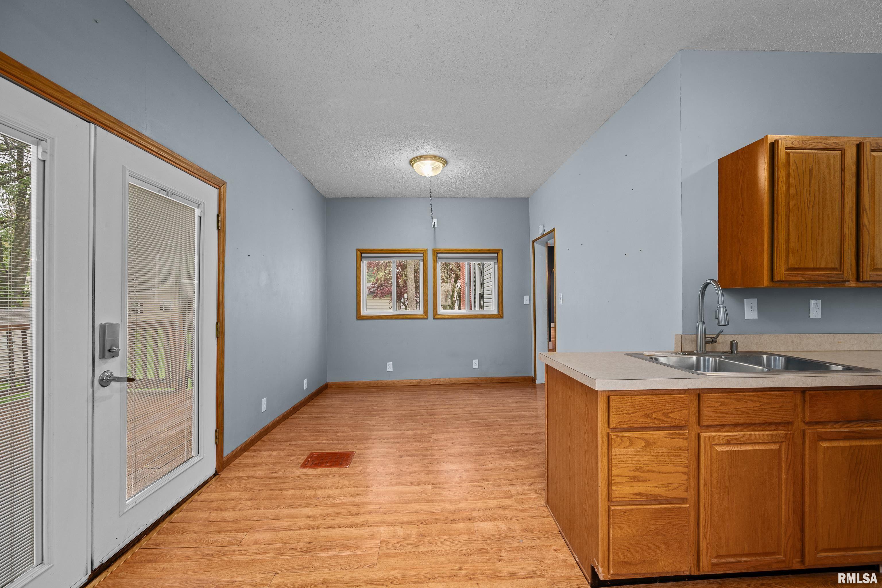117 S 8th Street, Monmouth, Illinois image 12