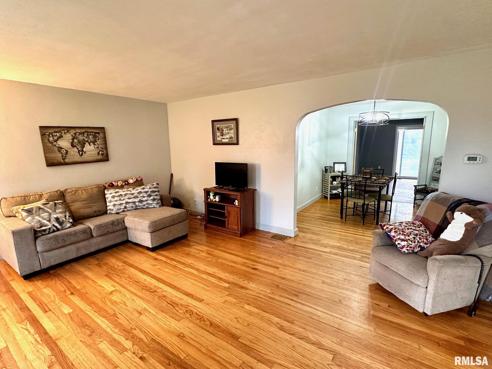 408 N Laurel Drive, Jacksonville, Illinois image 2