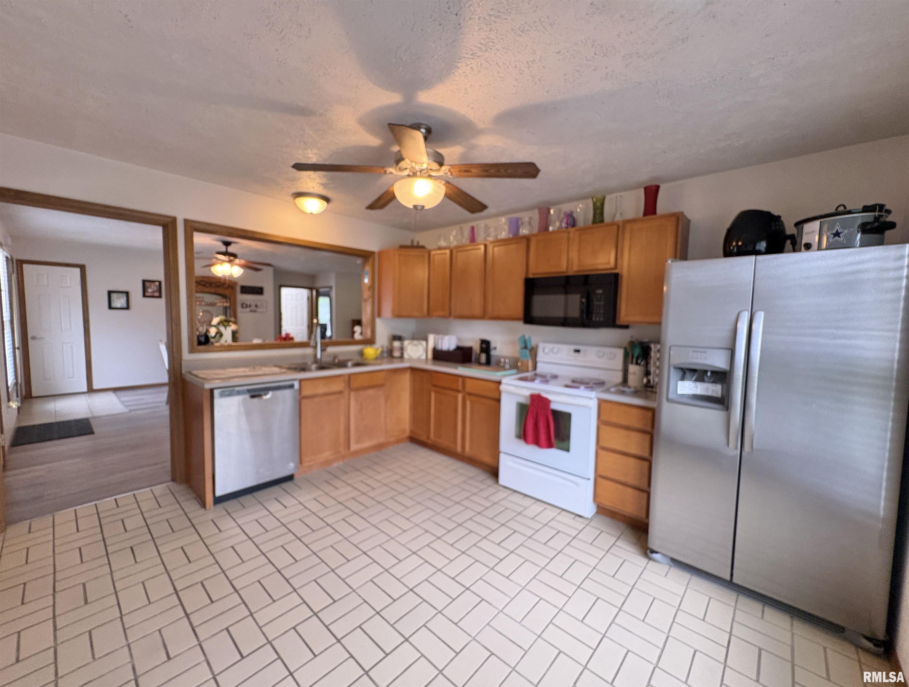 112 Townhouse Drive, Carterville, Illinois image 9