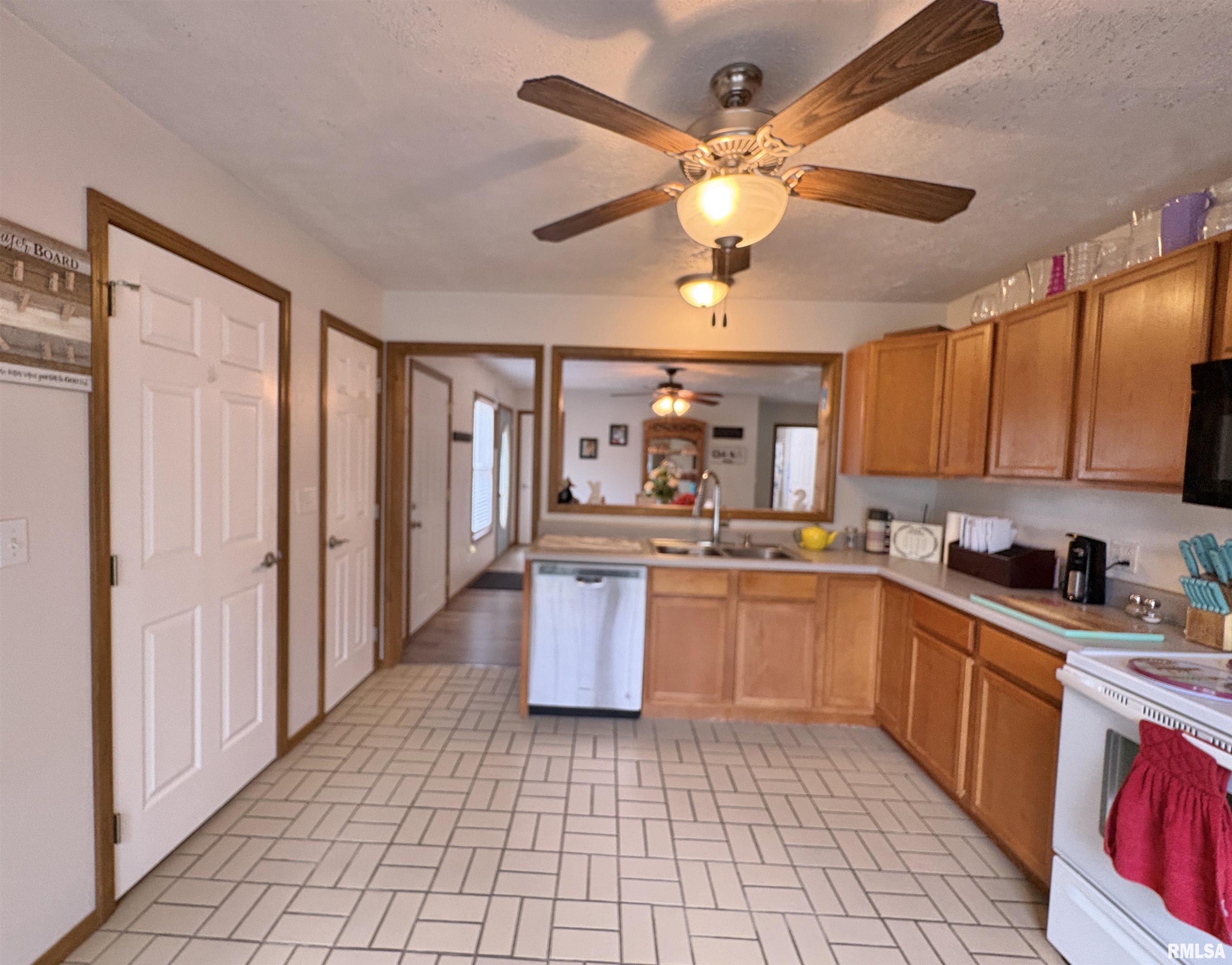 112 Townhouse Drive, Carterville, Illinois image 10