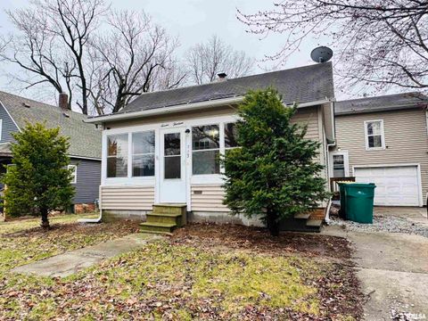 Homes For Sale - 713 W Calhoun Street<br/> Macomb, IL 61455
