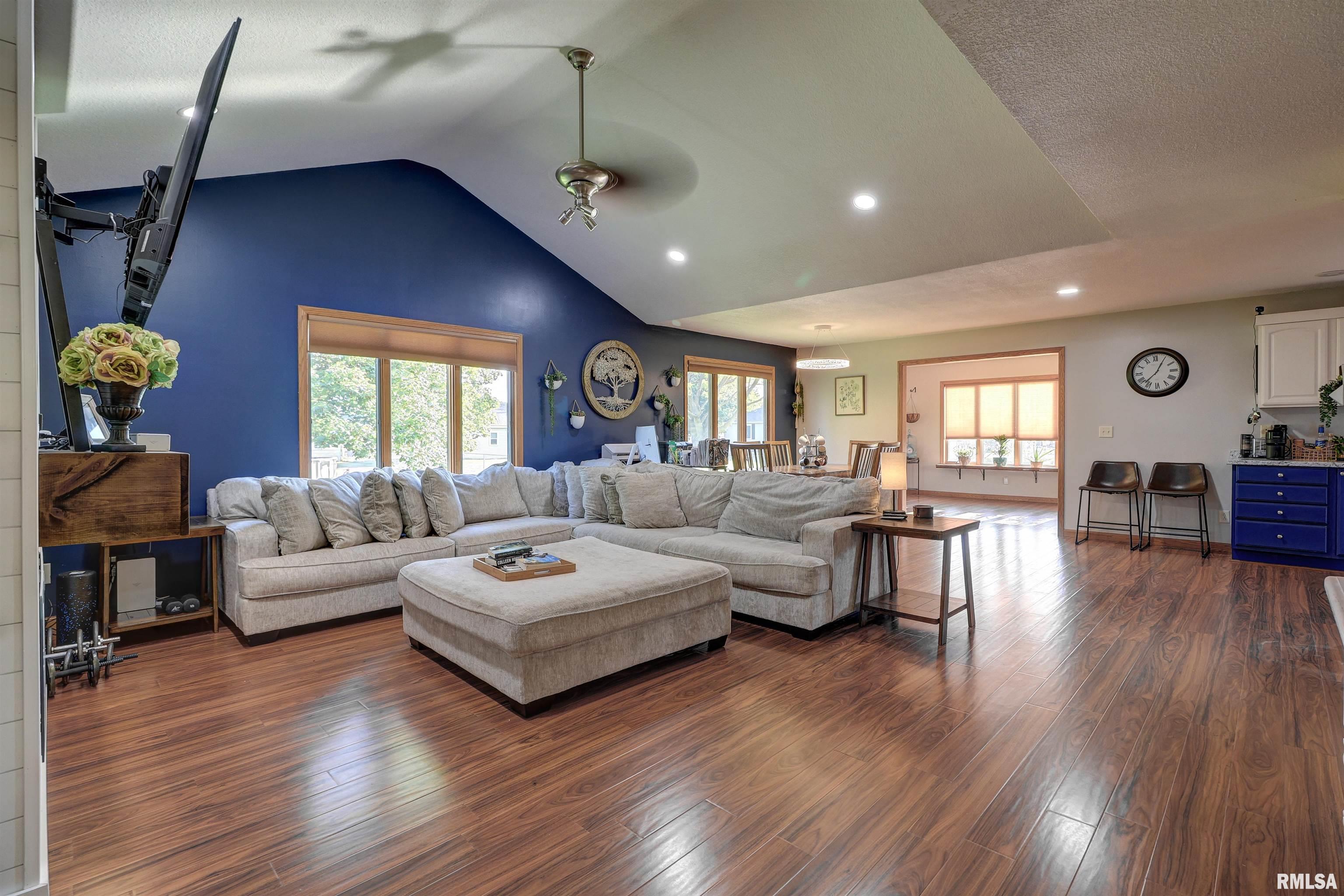 1613 Milnes Drive, Fulton, Illinois image 2