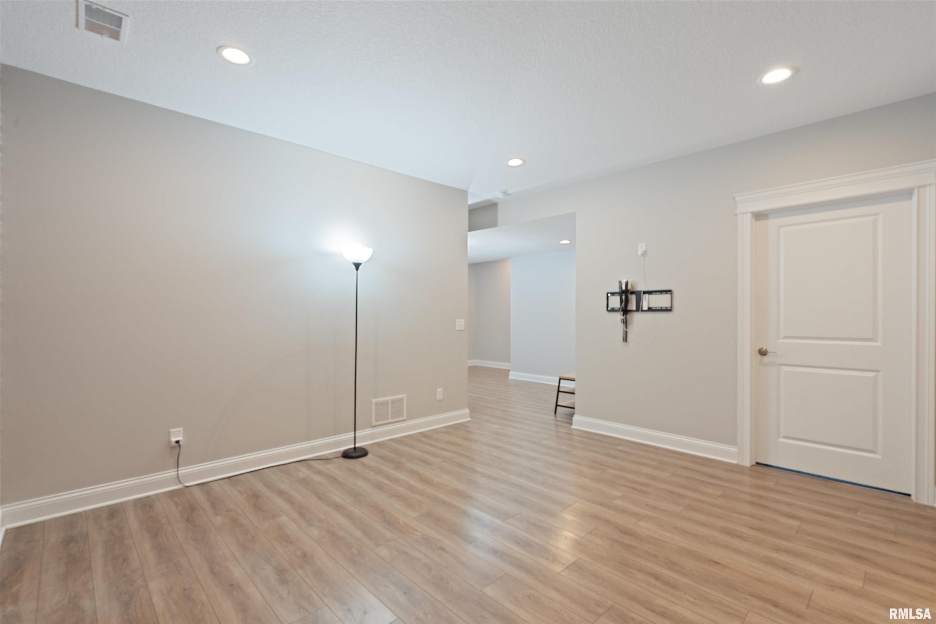 7085 Grove Crossing, Bettendorf, Iowa image 22