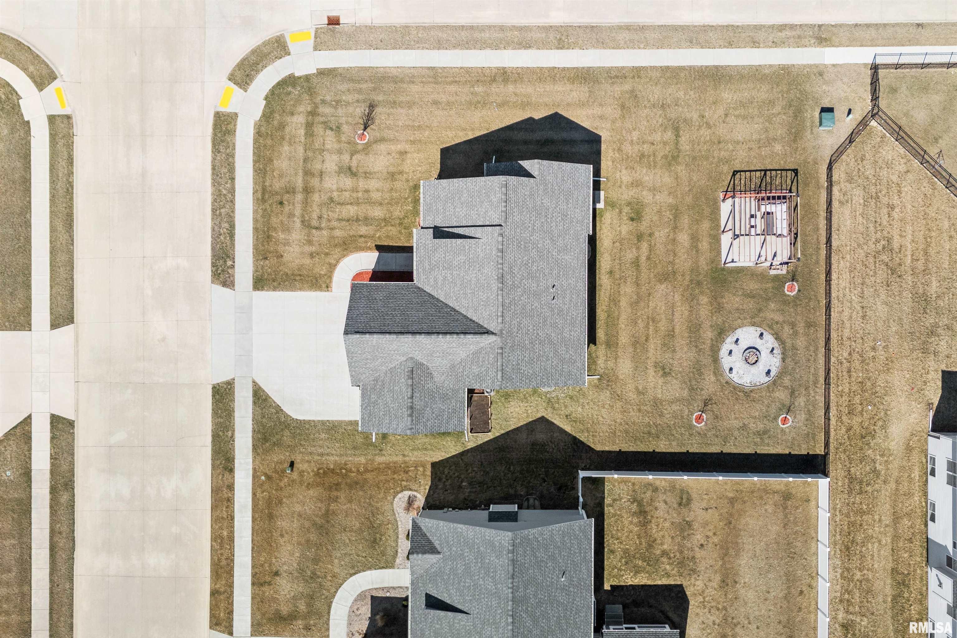 7085 Grove Crossing, Bettendorf, Iowa image 37