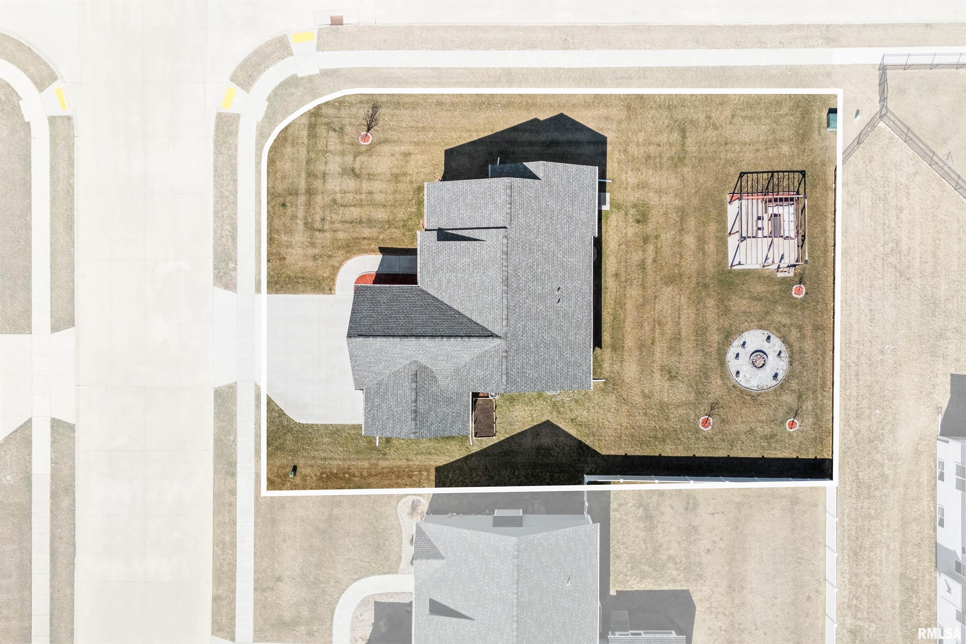 7085 Grove Crossing, Bettendorf, Iowa image 38