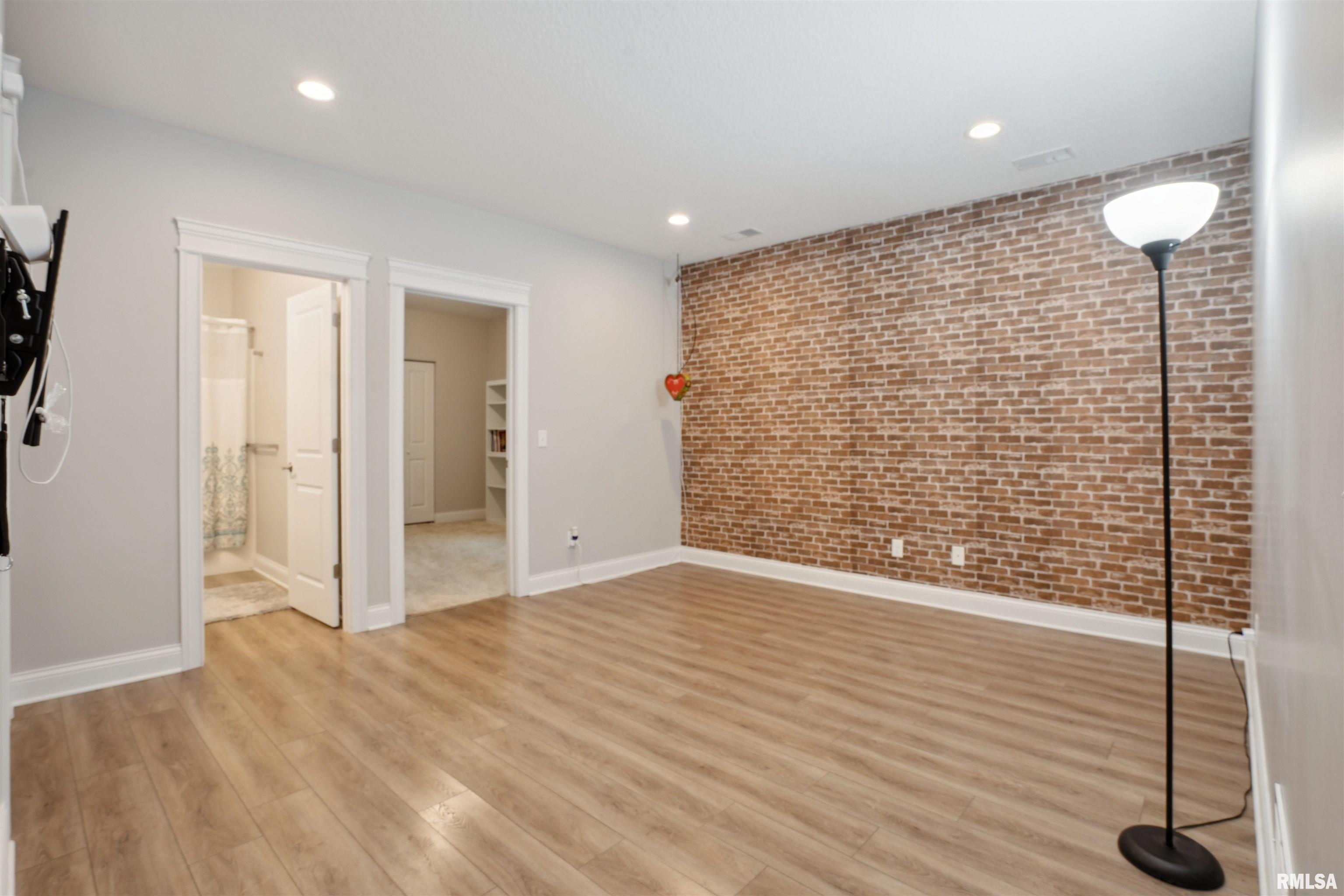 7085 Grove Crossing, Bettendorf, Iowa image 23