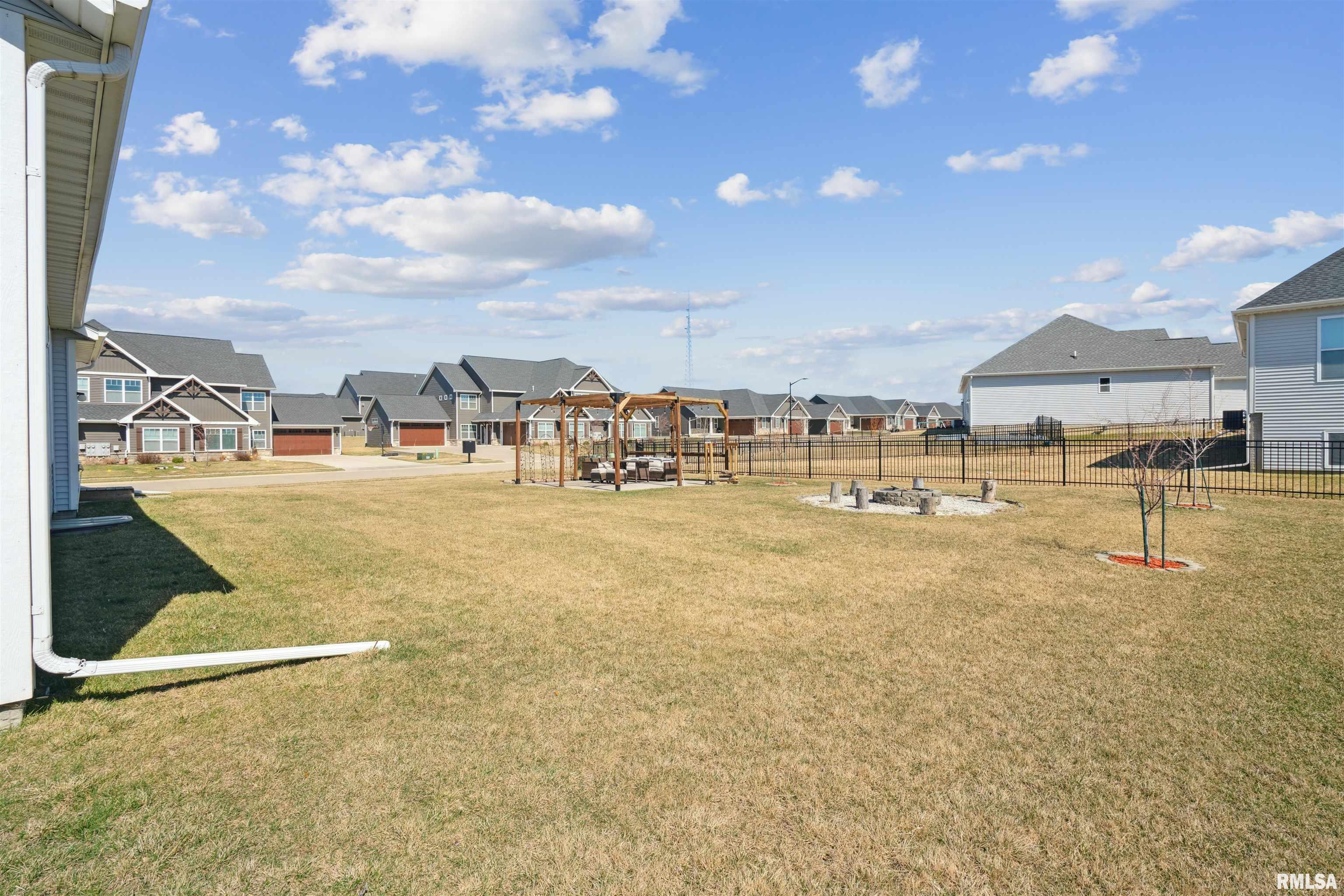 7085 Grove Crossing, Bettendorf, Iowa image 32