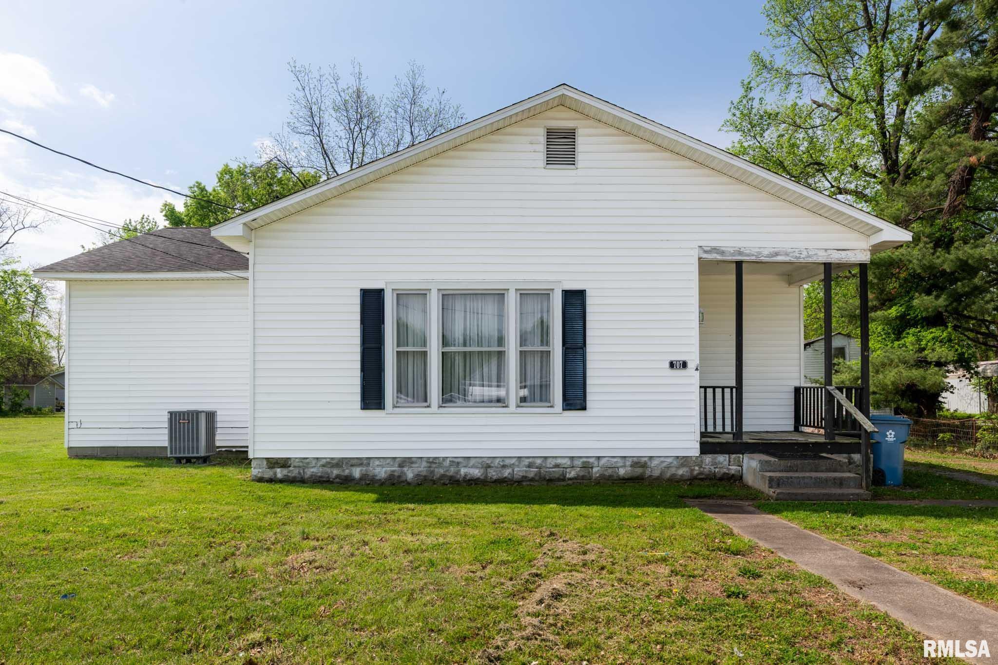 707 W Broadway Boulevard, Johnston City, Illinois image 2