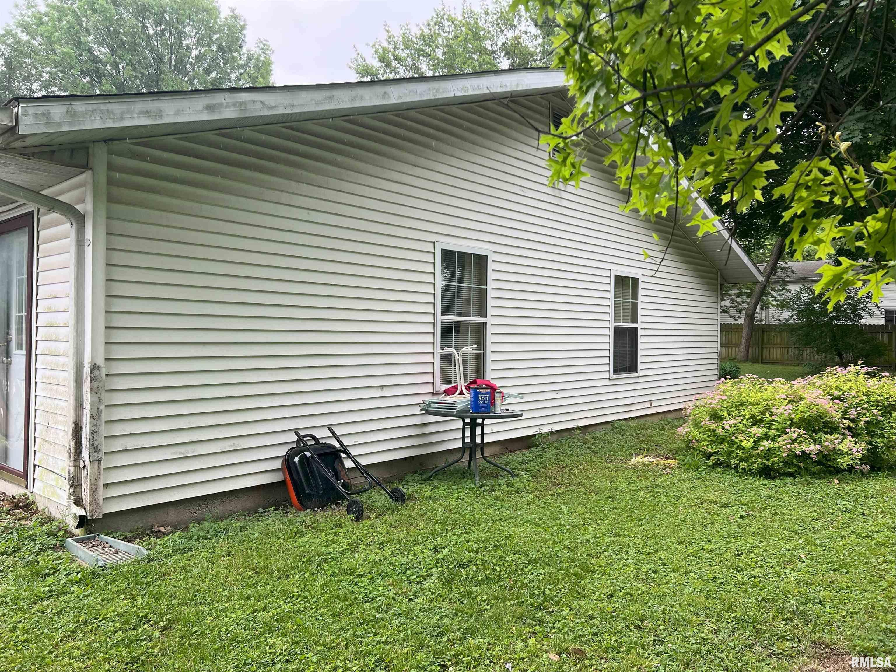 1035 Beesley Avenue, Jacksonville, Illinois image 6