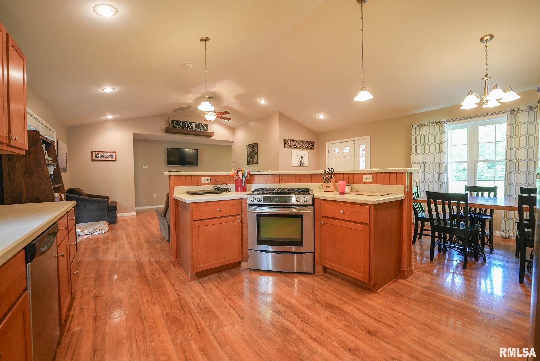 588 Deerfield Road, Walnut Hill, Illinois image 5