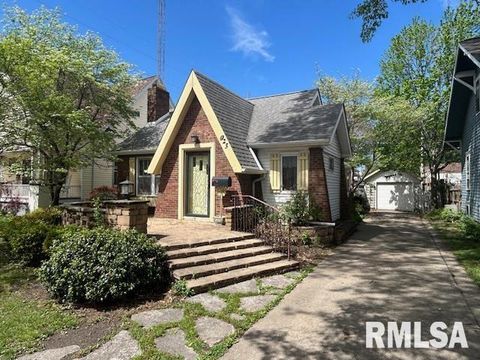Photo of 923 W Main Cross Street, Taylorville, IL 62568 (MLS # CA1043408)