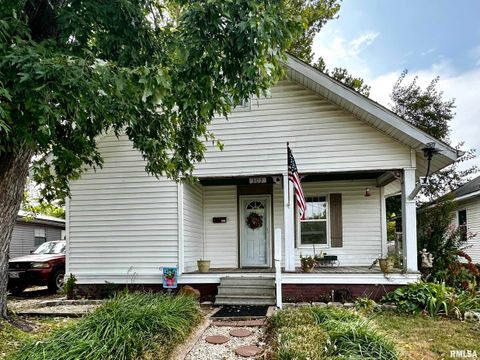 Homes For Sale - 305 W Lincoln Street<br/> Saline County, Harrisburg, IL 62946