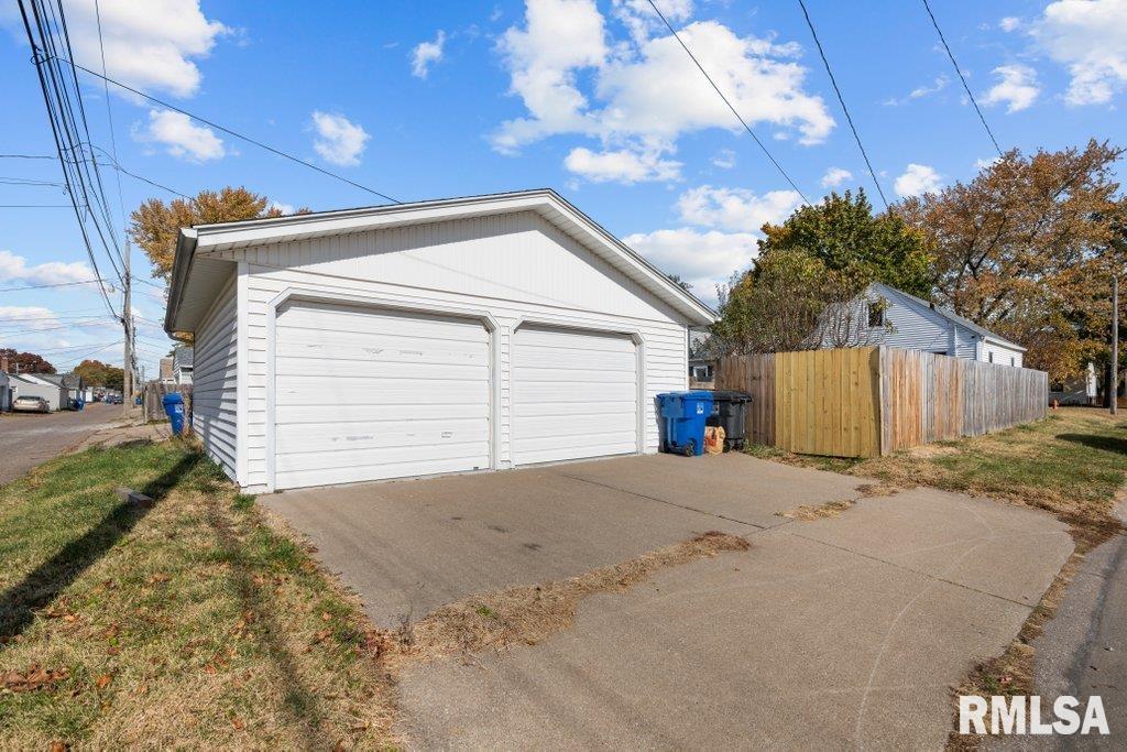 2467 33rd Street, Moline, Illinois image 9