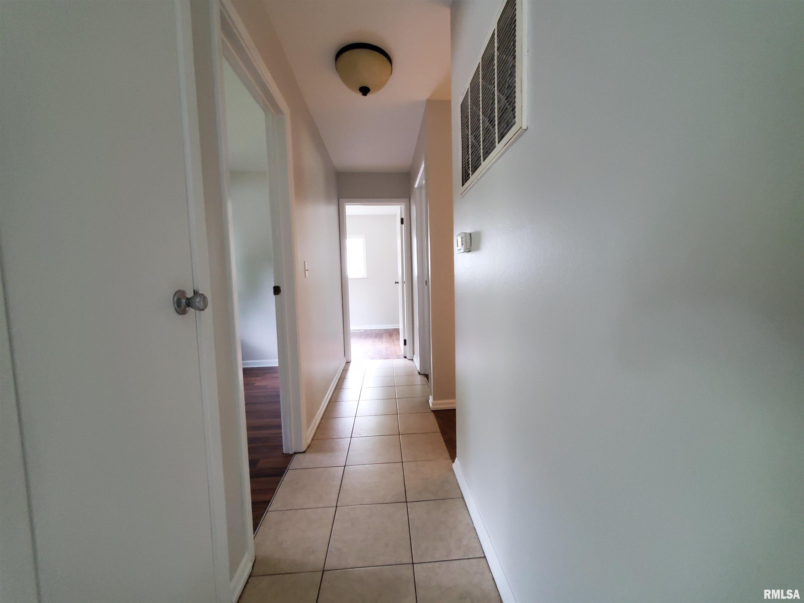 1027 W Laurel Street, Carbondale, Illinois image 7