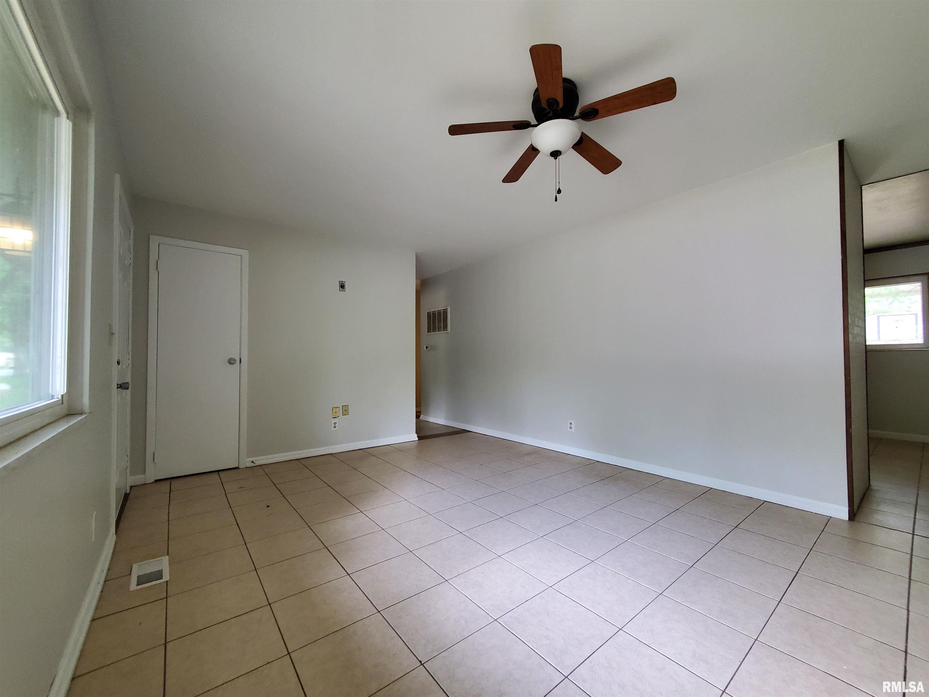 1027 W Laurel Street, Carbondale, Illinois image 4