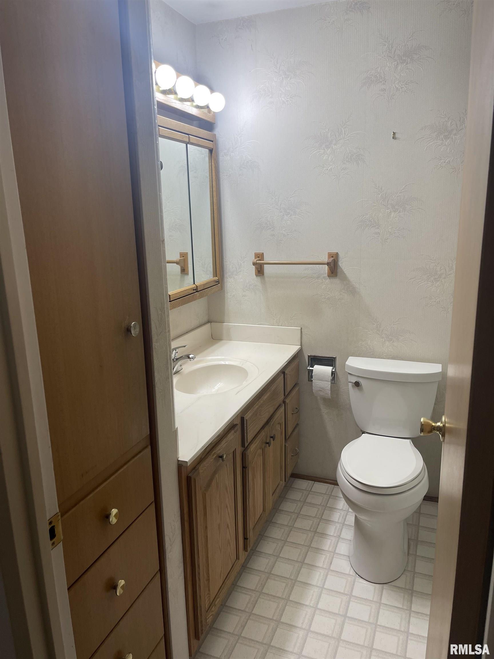 1725 Elmwood Lane, Bettendorf, Iowa image 8