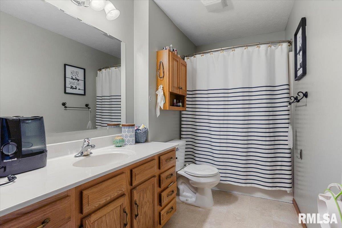 3058 Twin Lakes Drive, Springfield, Illinois image 13