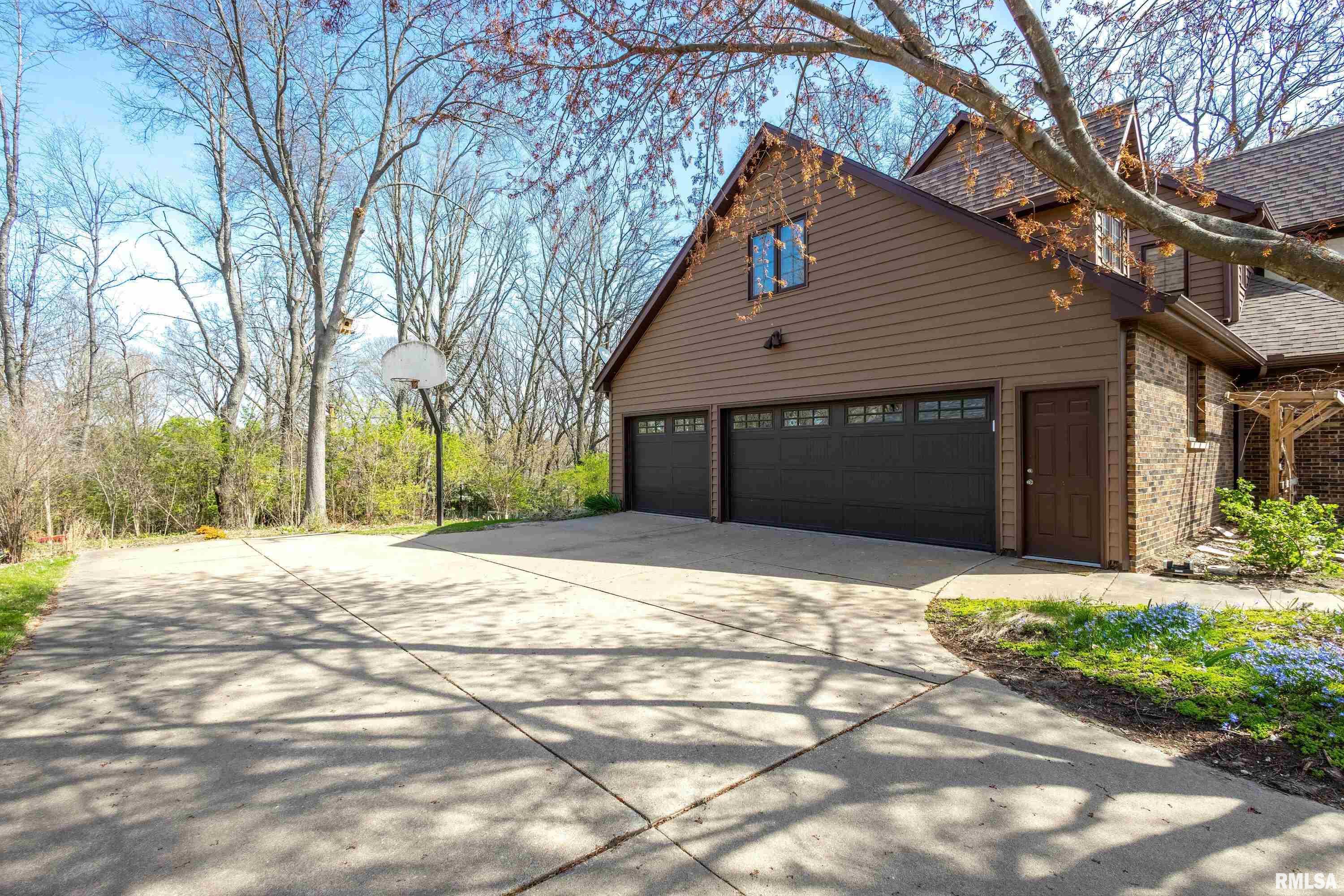 5544 Charter Oaks Drive, Bettendorf, Iowa image 8