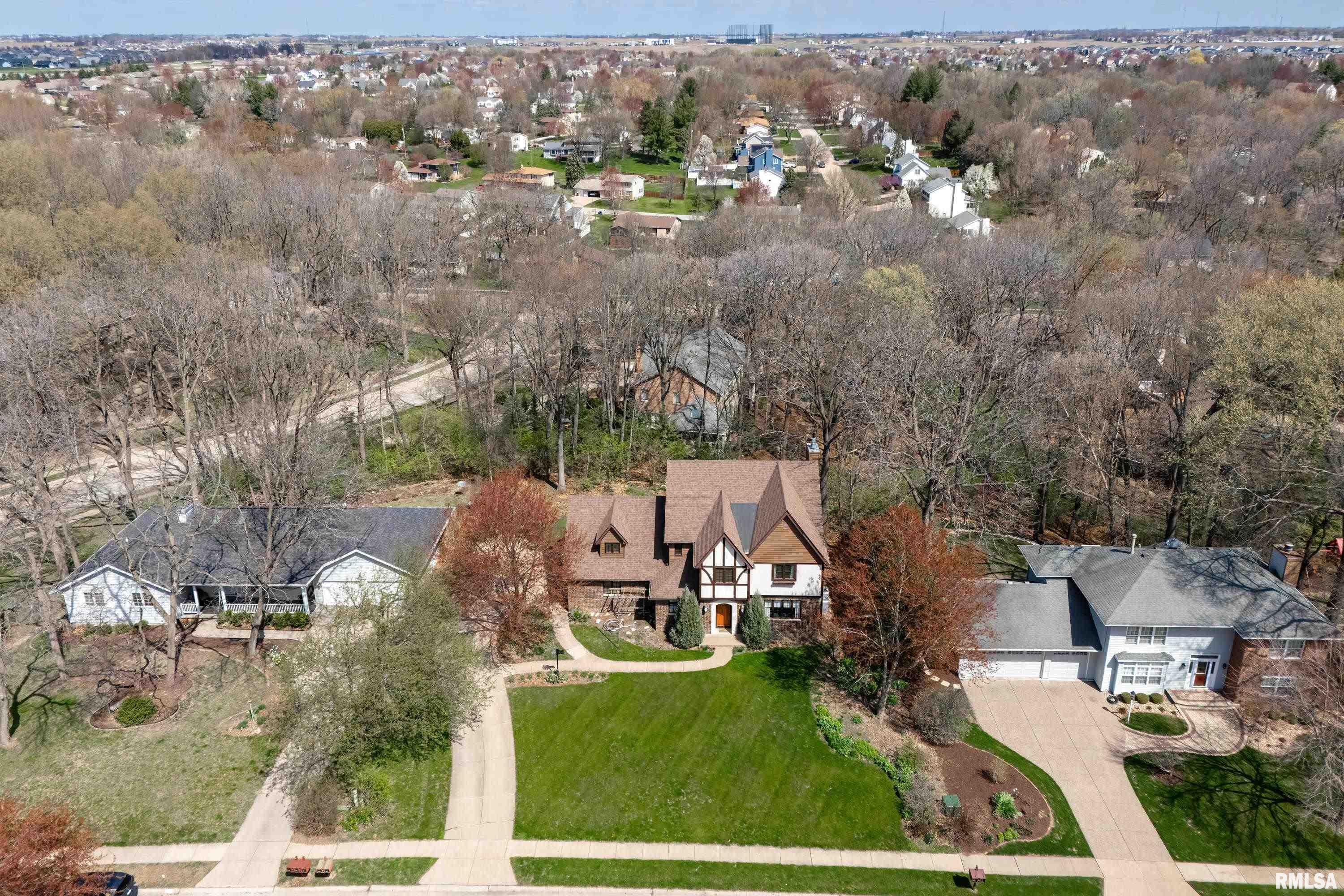 5544 Charter Oaks Drive, Bettendorf, Iowa image 3