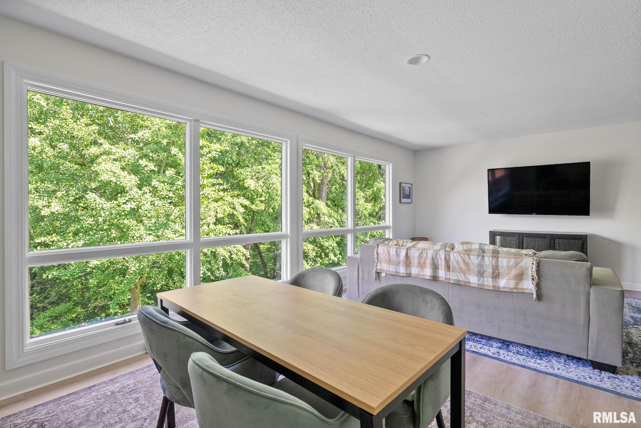 28013 230th Street, Le Claire, Iowa image 11