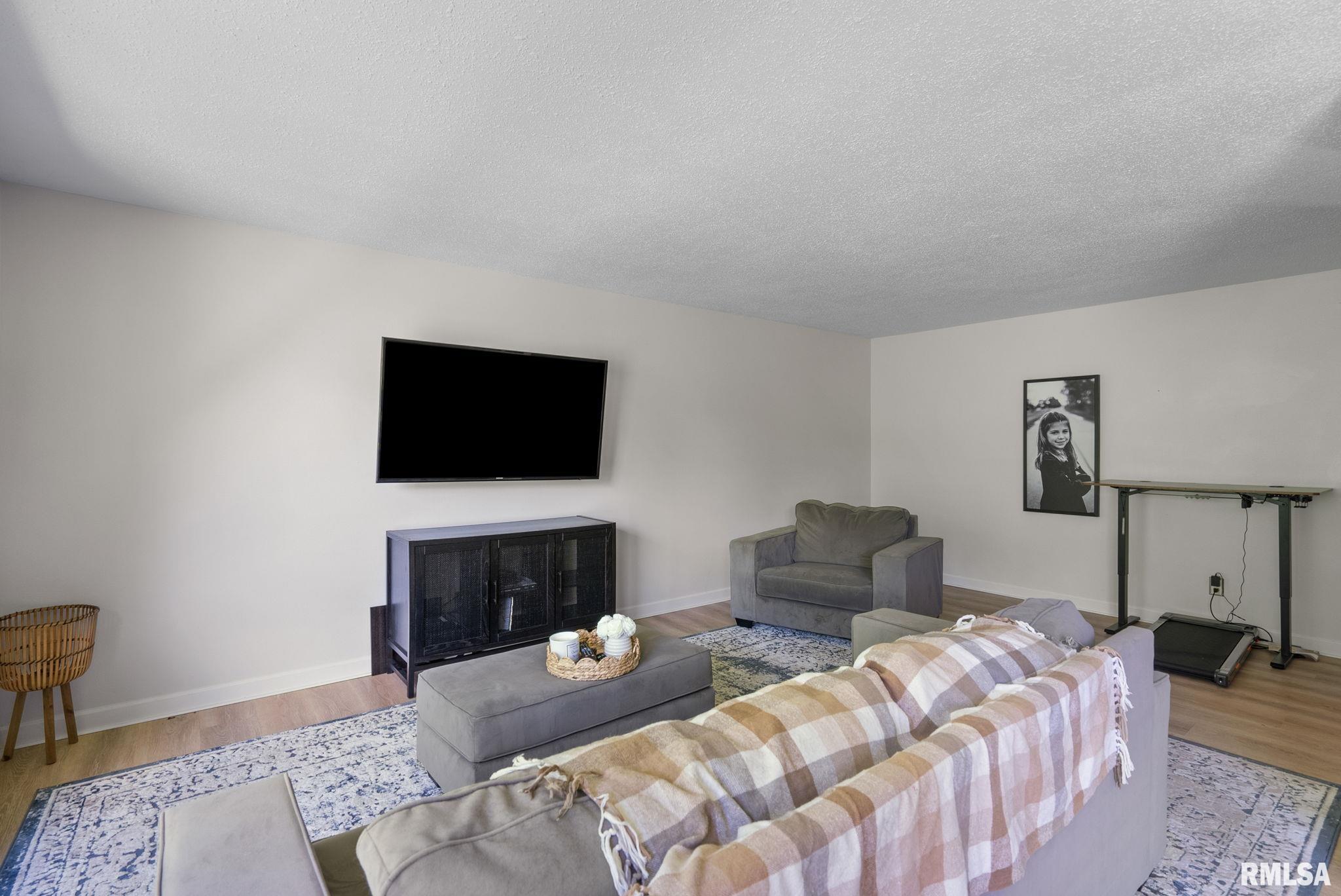 28013 230th Street, Le Claire, Iowa image 14