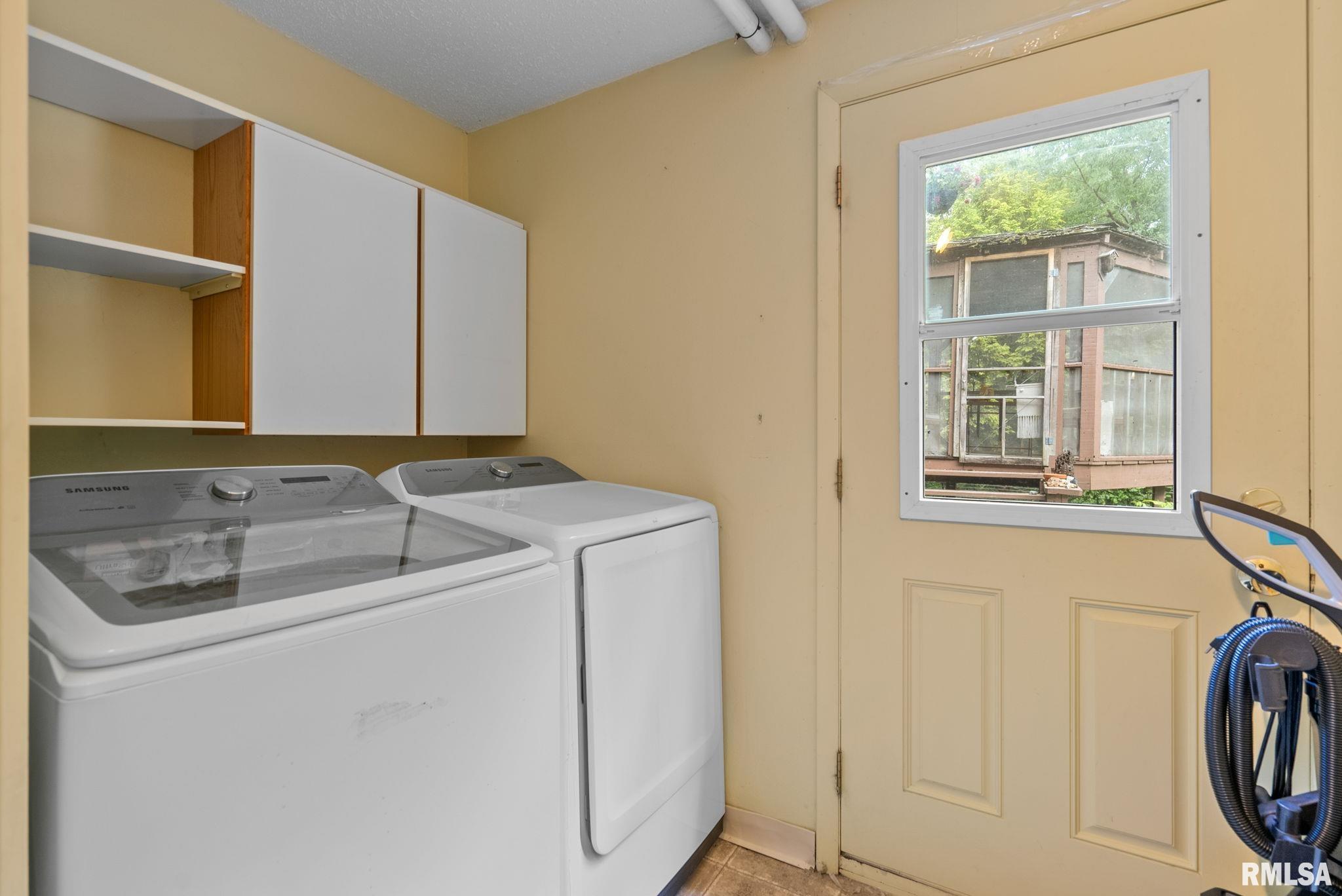 28013 230th Street, Le Claire, Iowa image 31