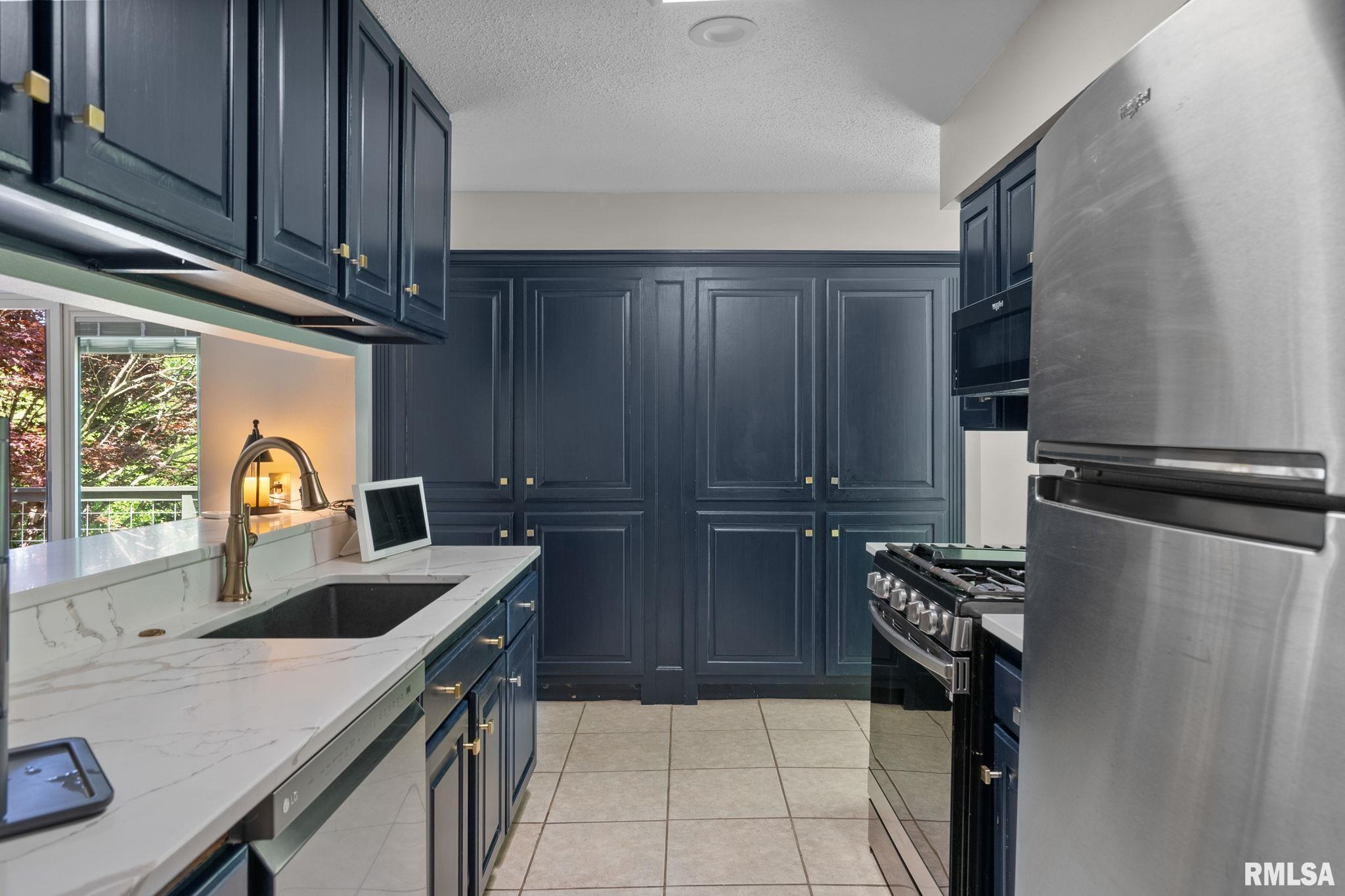 28013 230th Street, Le Claire, Iowa image 10